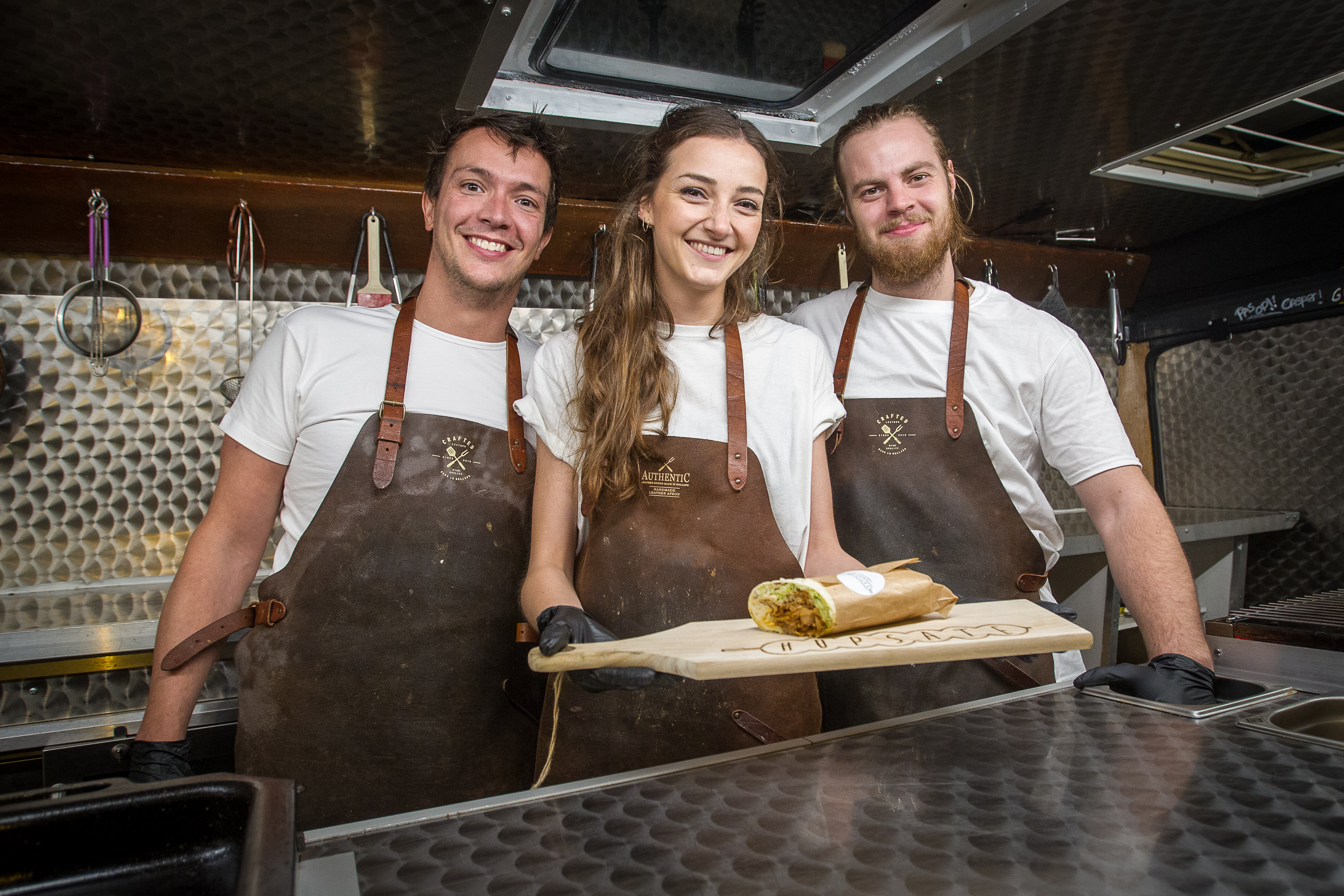 Vlnr: Met Jeroen Janse (31), Monique van der Veer (25) en Kars 
Oomen (24) vol trots met hun Surinaamse Hete Kip. Foto: Peter Roek