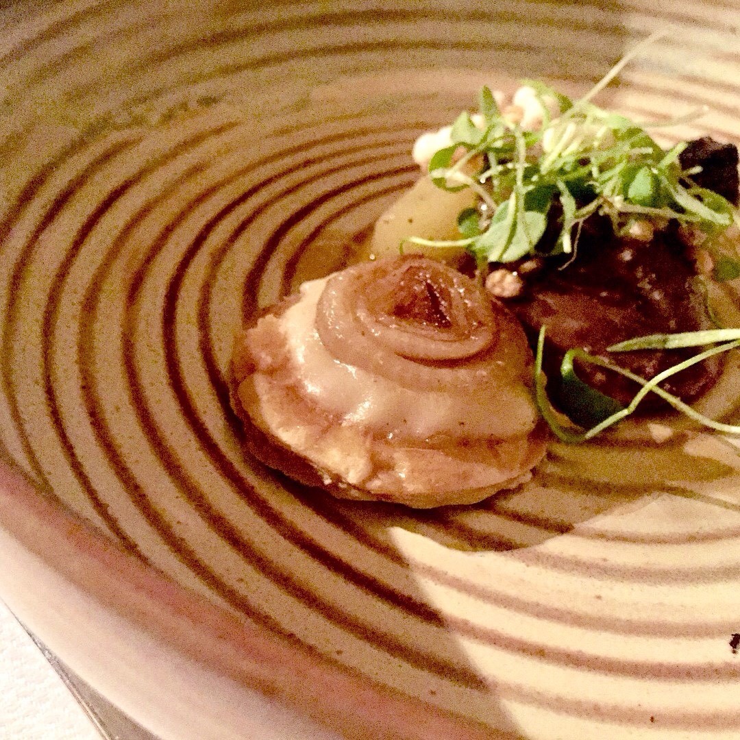 Duif met epoisses, bloedworst, appel, jeneverbes en tarte tatin cevenne ui