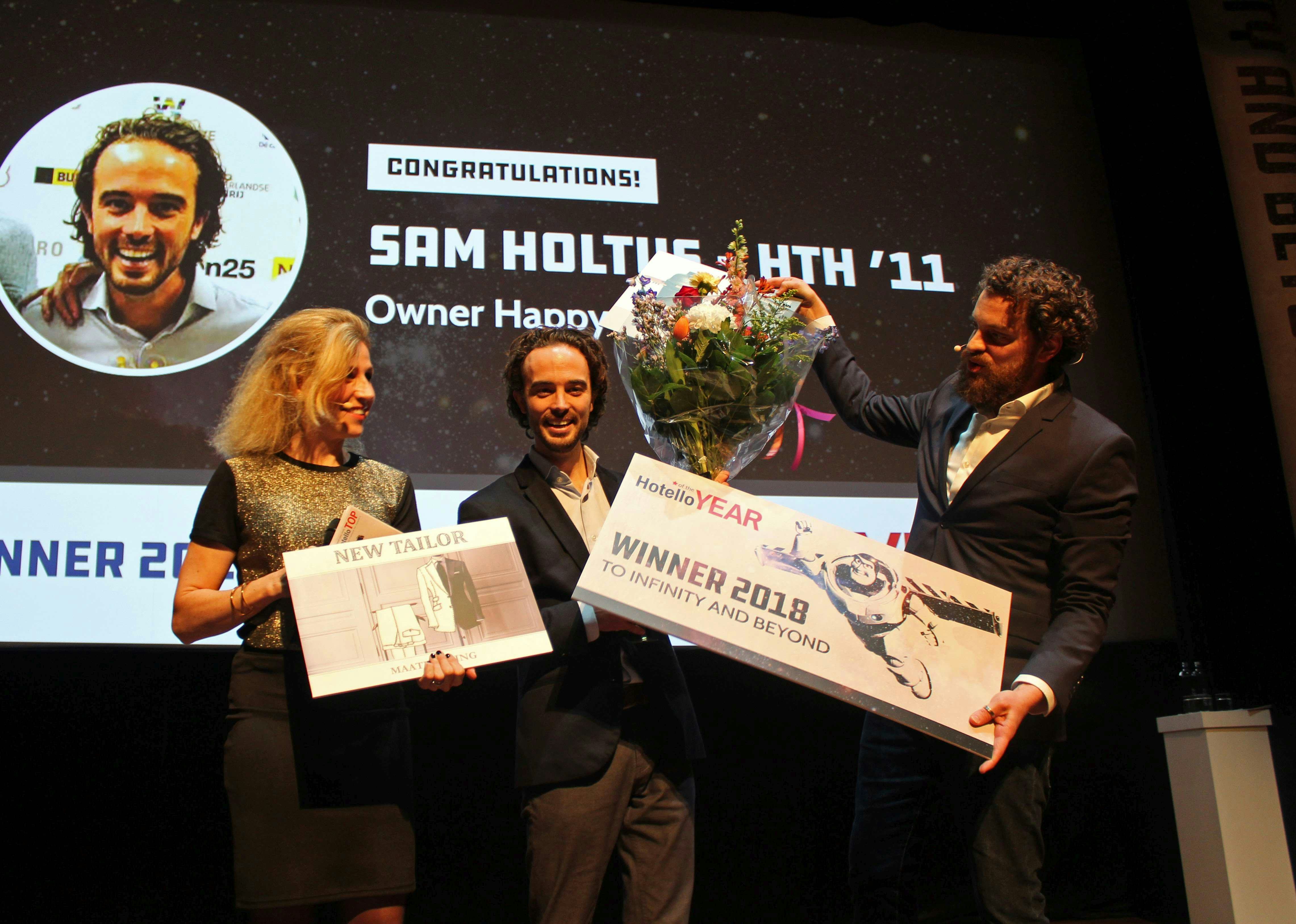 Sam Holtus -midden- tussen zijn mede-finalisten van  Hotello of the Year.