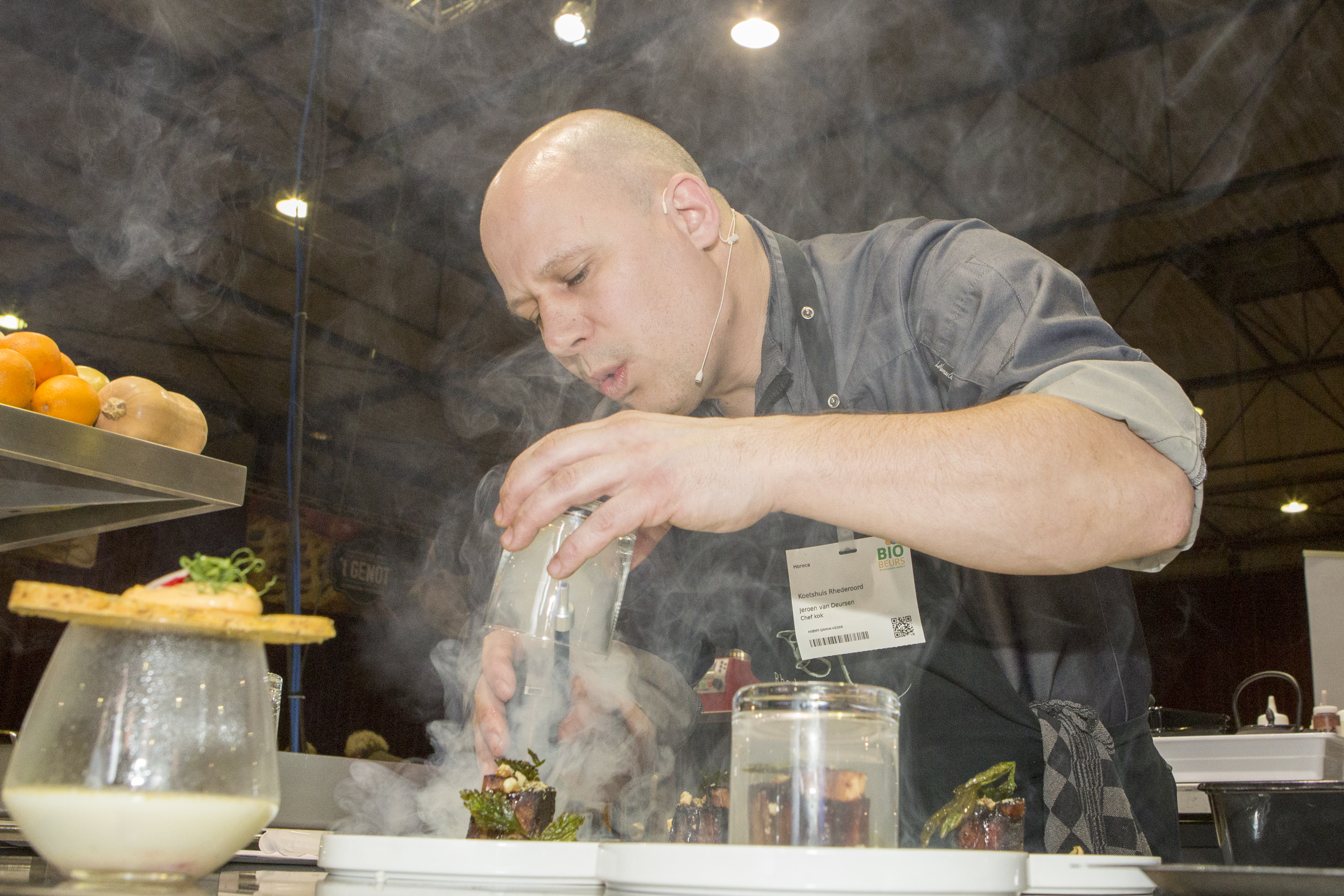 Chef-kok Jeroen van Deursen verzorgt op de Bio-beurs verrassende proeverijen.