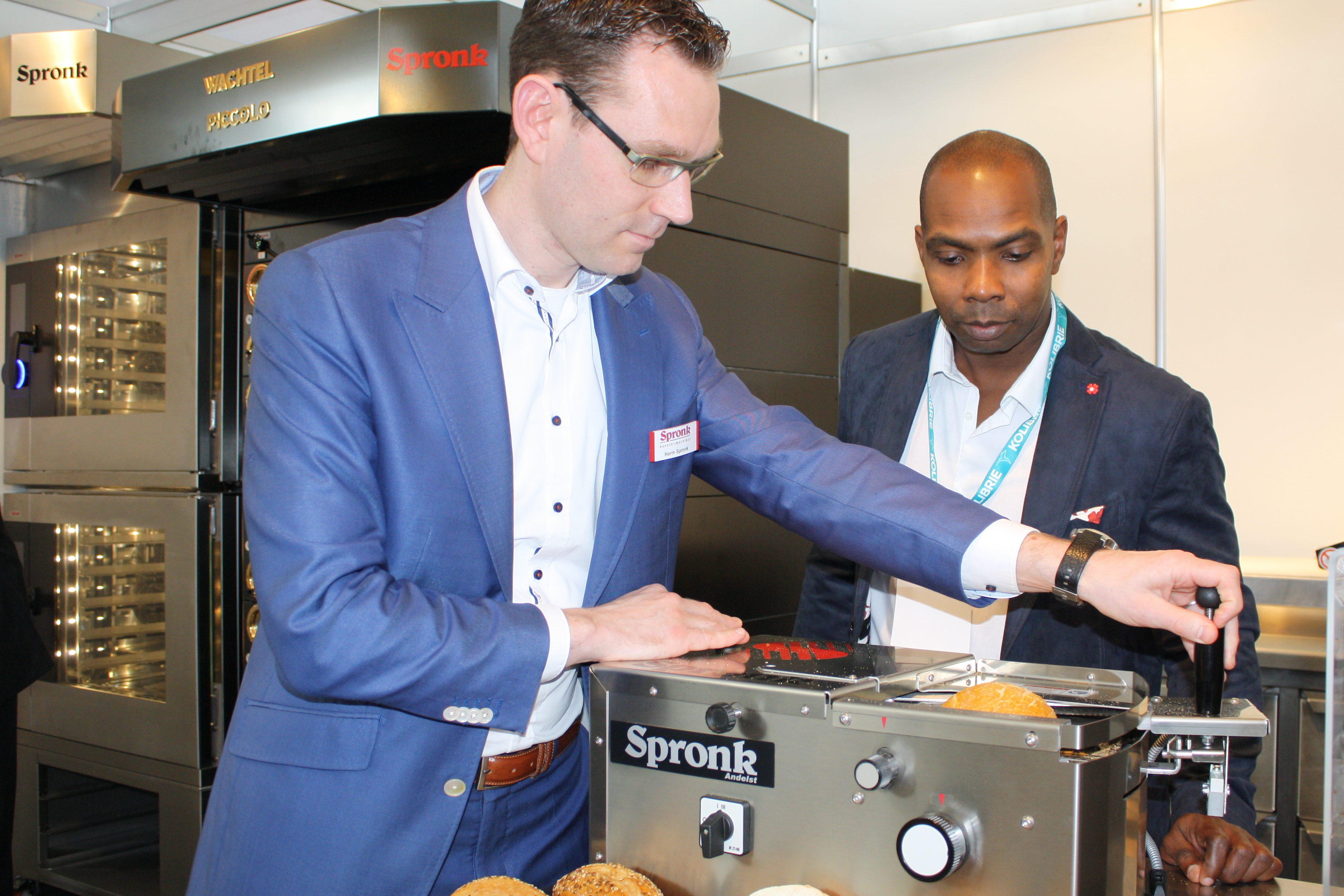 Spronk komt met nieuwe broodjessnijmachine op Horecava 2018