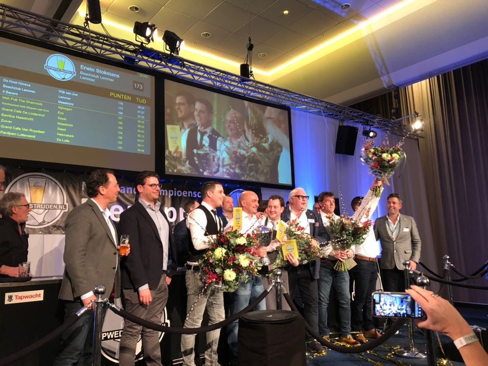 Frank Bruin (midden, witte blouse) temidden van zijn mede-finalisten.