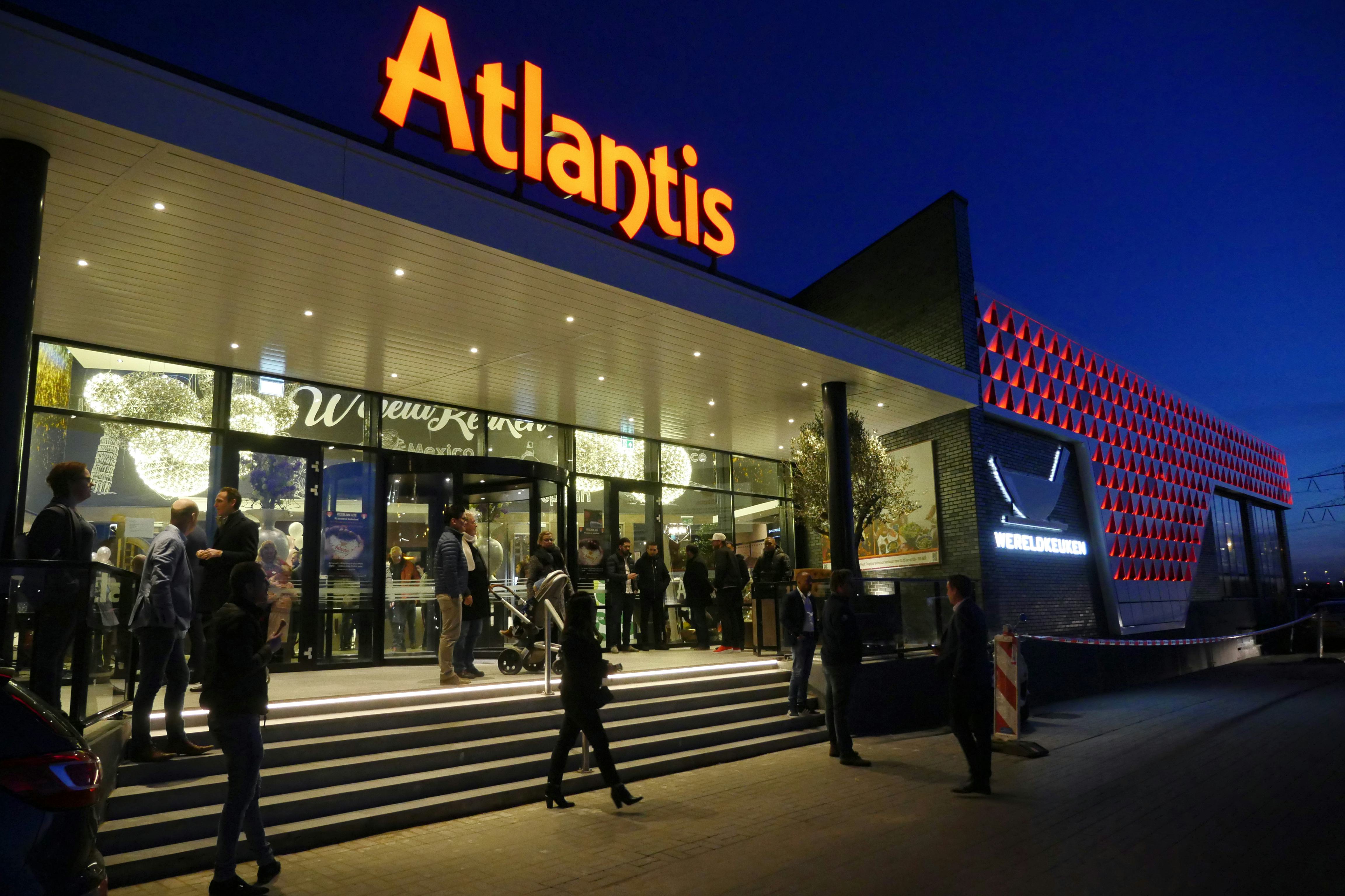 Wereldrestaurant Atlantis Almere opent met groot vuurwerk