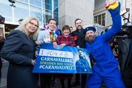 Bavaria overhandigt 170.000 handtekeningen in Den Haag voor Carnavalvrij