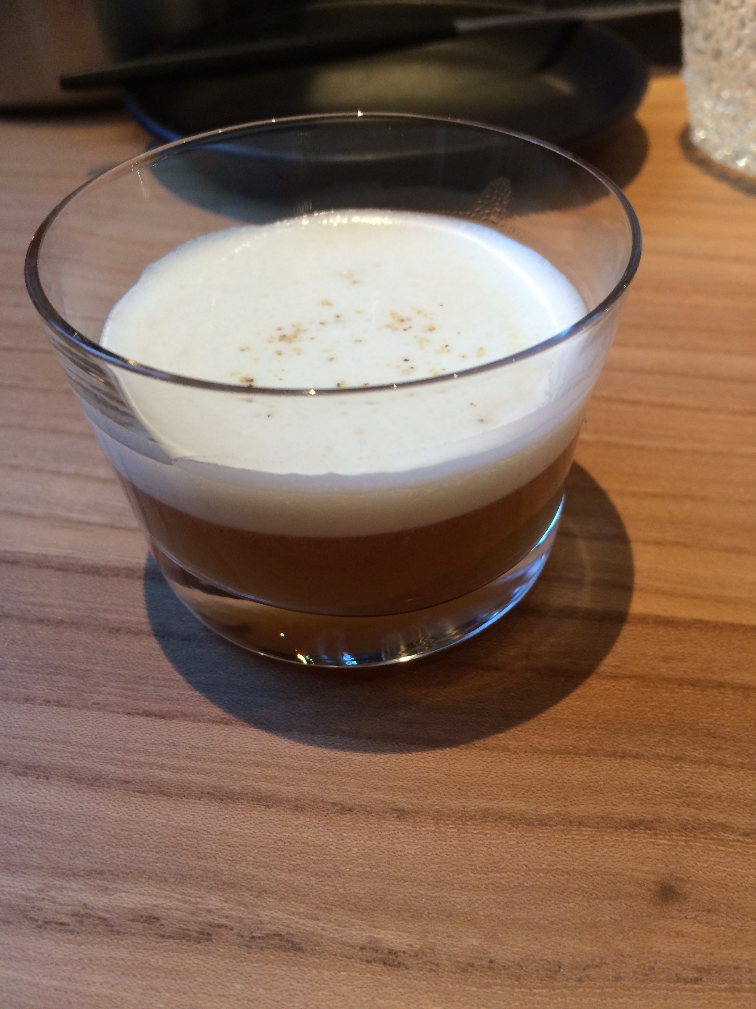 De lunch startte met een glaasje Irisch coffee van gerookte palingbouillon. De boullon is gemaakt van de vellen,  schillen en graten, de resten van gerookte paling (als je palingfilet maakt). Het zet de smaakpapillen meteen op scherp, intens en vol van umami.