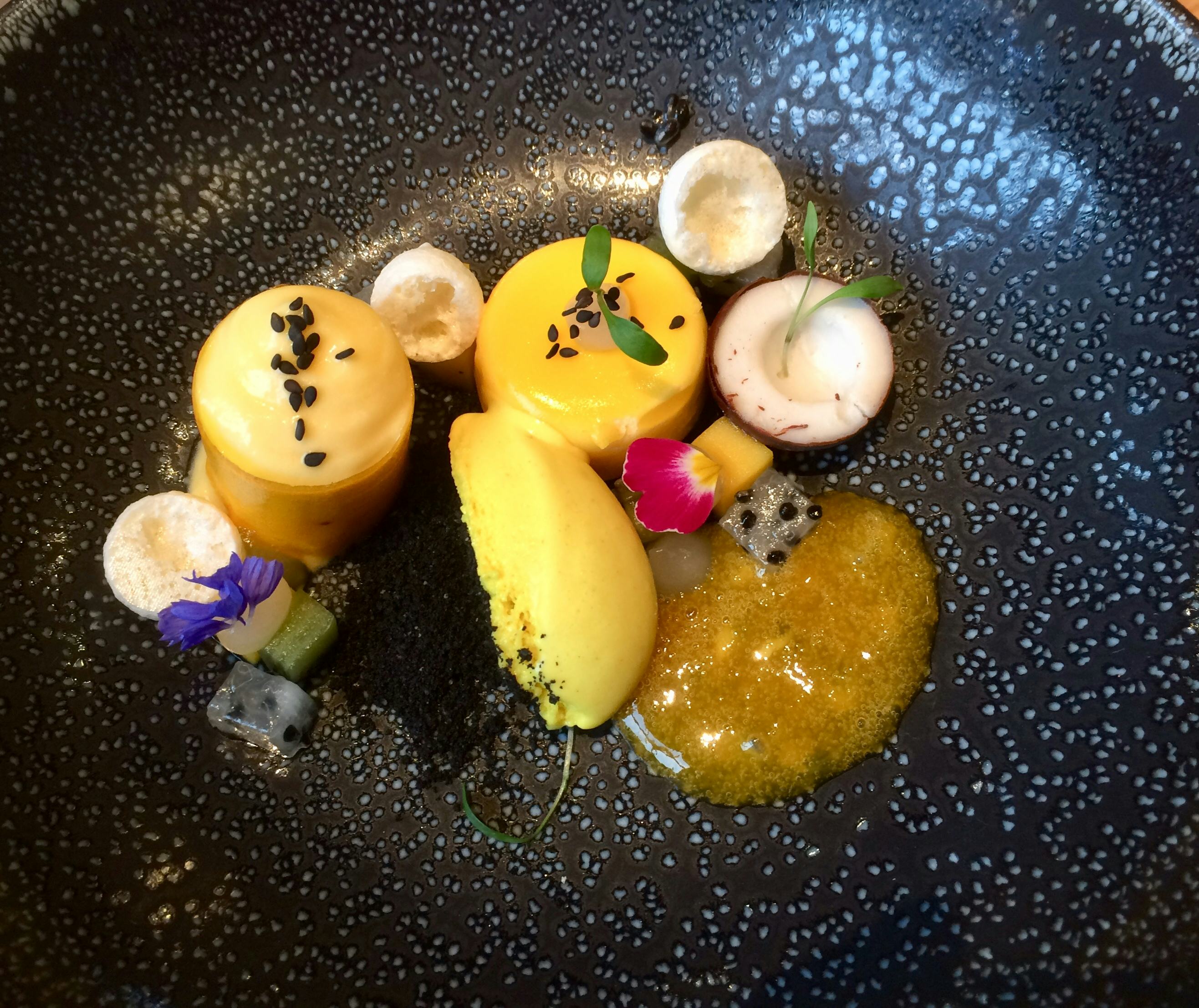 Dessert exotique, tropisch fruit, bloemen, ijs van Thaise curry en coulis van passievrucht.
Wijnen: LingeWit EdelZoet 2016, Druivenrassen: Solaris, Betuws Wijndomein en 
Domaine Delesvaux ‘Passerillé’ 2015, Coteaux du Layon, Loire, Frankrijk.