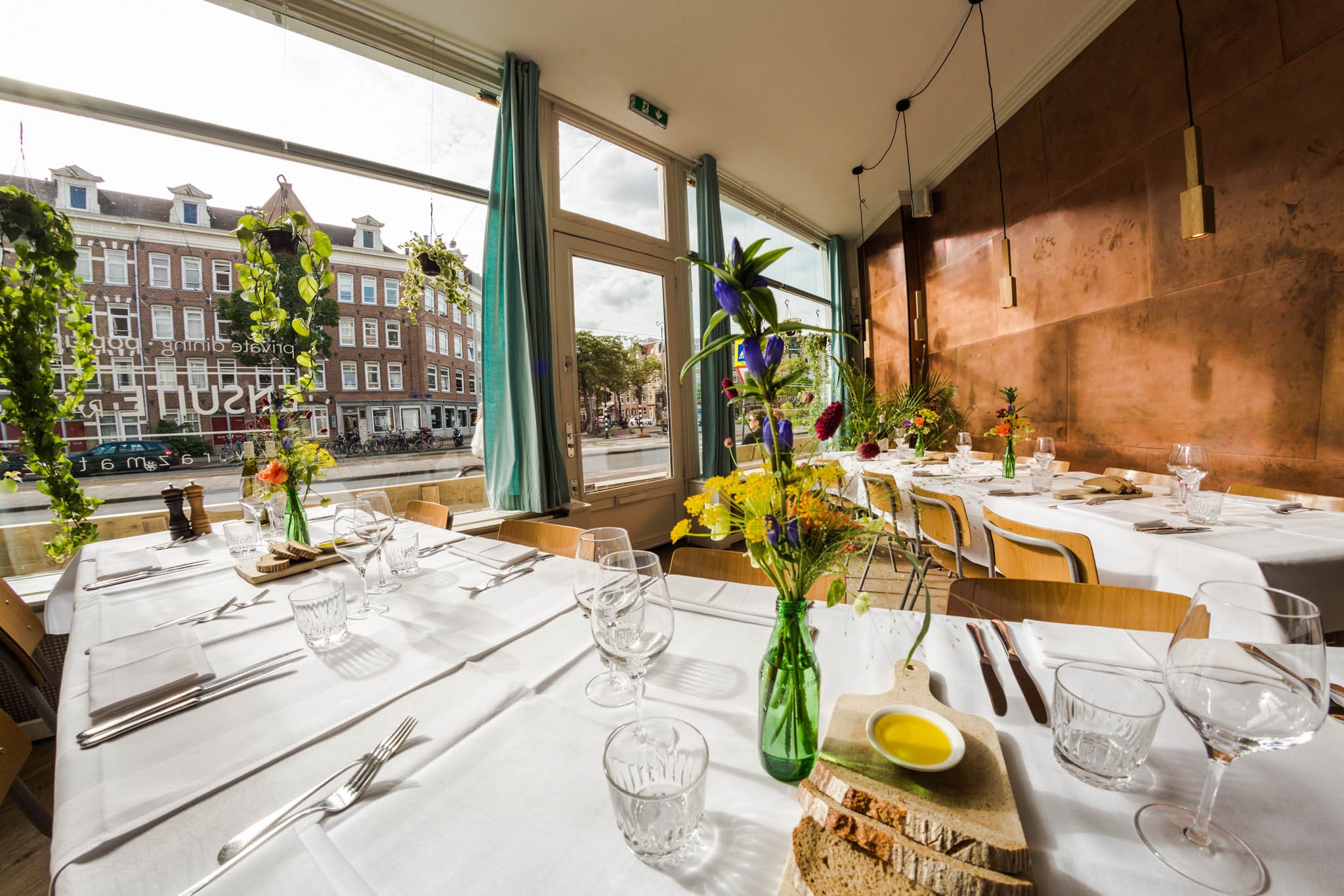 Restaurant Razmataz in Amsterdam presenteert op 1 maart het vernieuwd interieur en bijpassend menu.