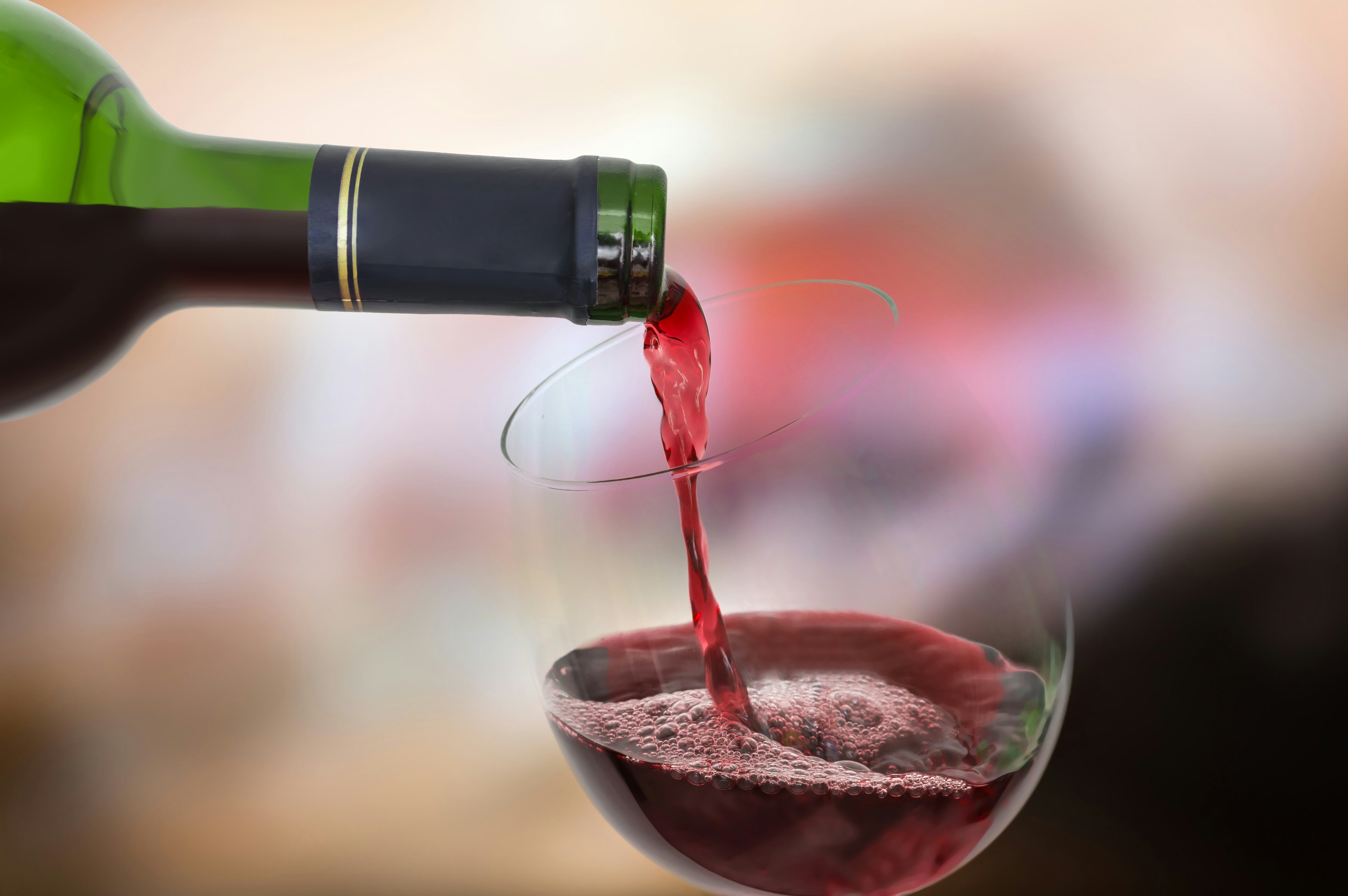 Medewerker schenkt per ongeluk peperdure wijn in restaurant