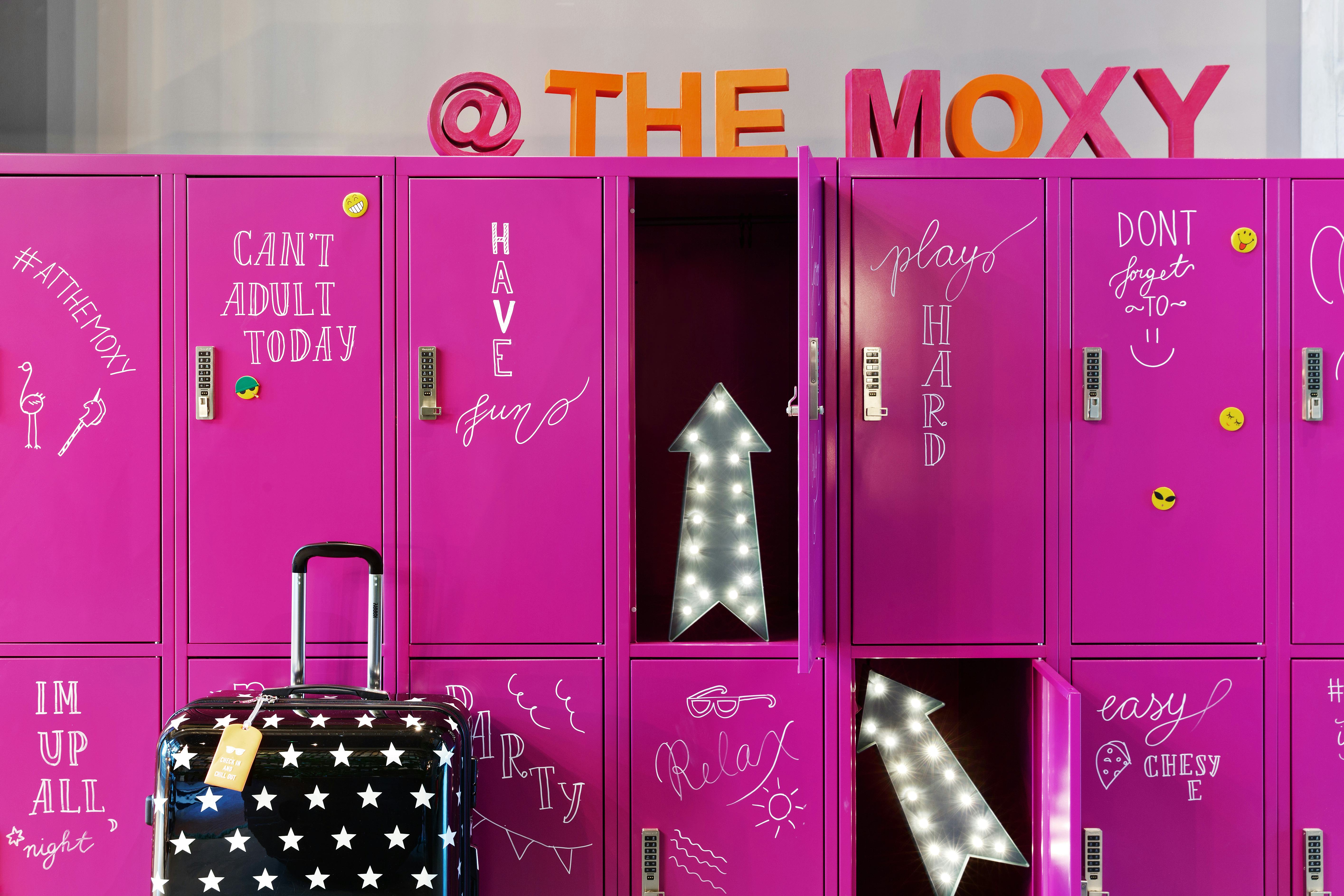 Horecainterieur: speels en contrastrijk design bij Moxy Amsterdam Houthavens