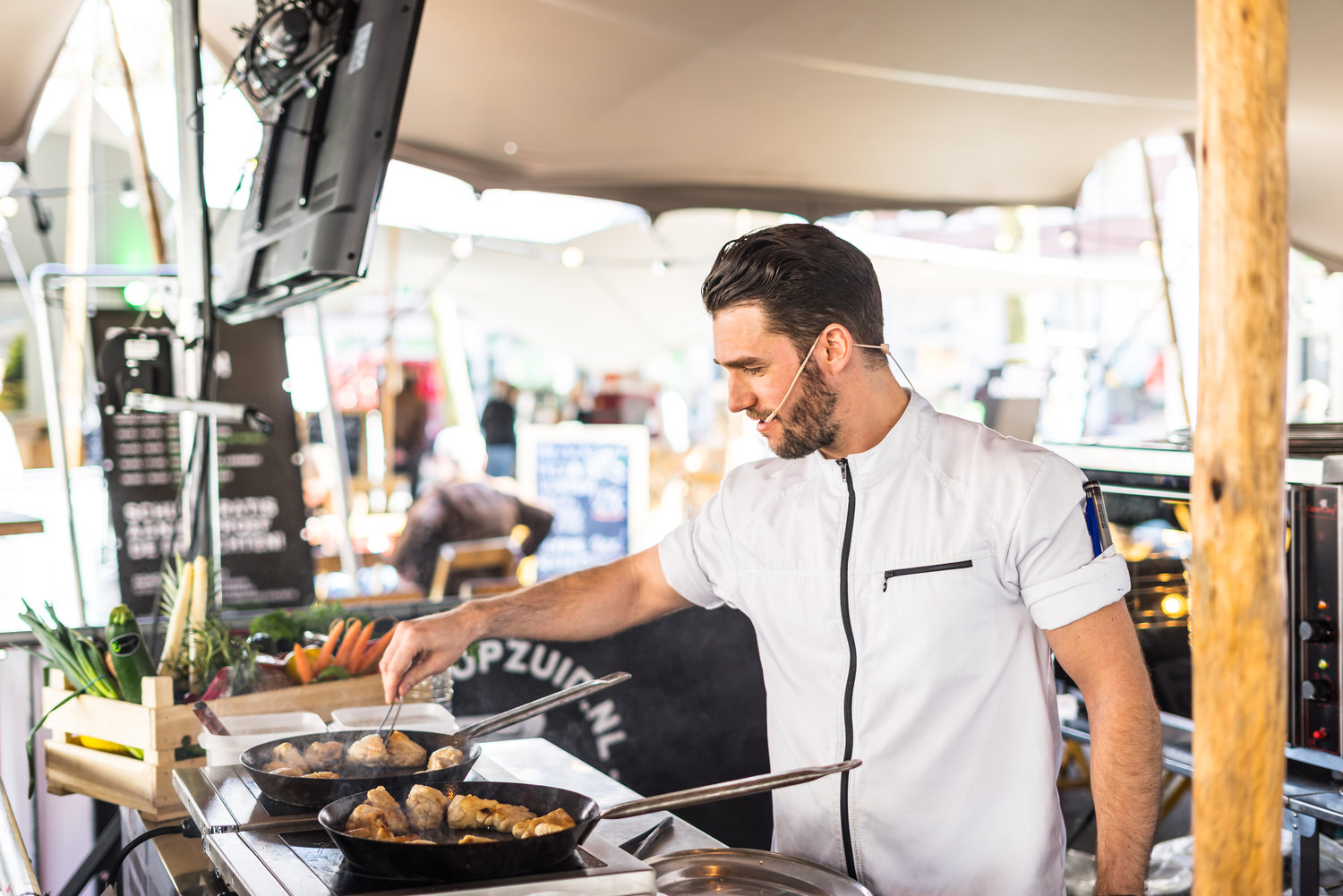 Chefs van Rotterdam Zuid koken op festival Tafel op Zuid