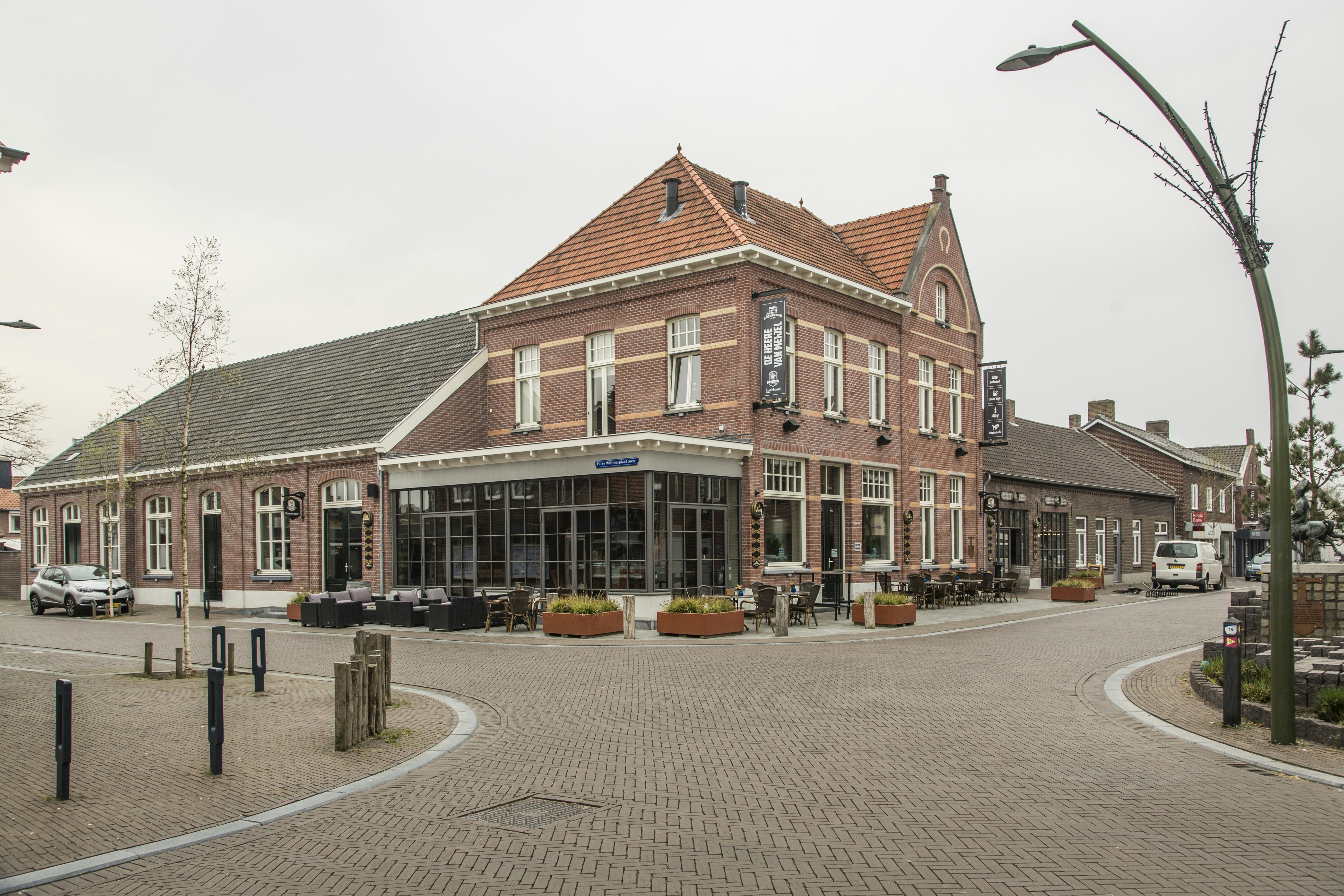 De Heere van Meijel ligt midden in het dorp. Rechts naast het hoofdgebouw de slijterij de Heerekamer.