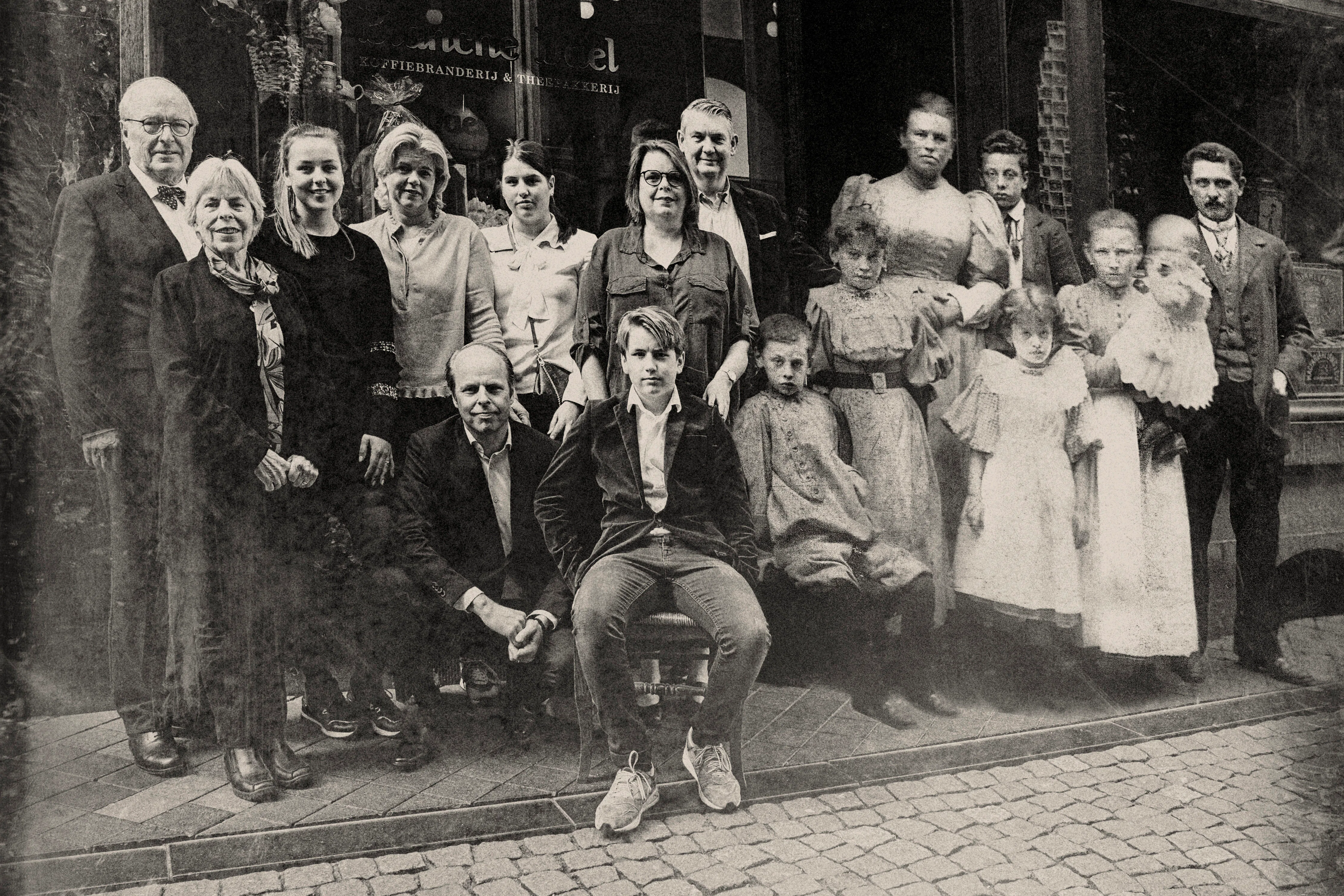 Rechts de oprichters, links de huidige generatie