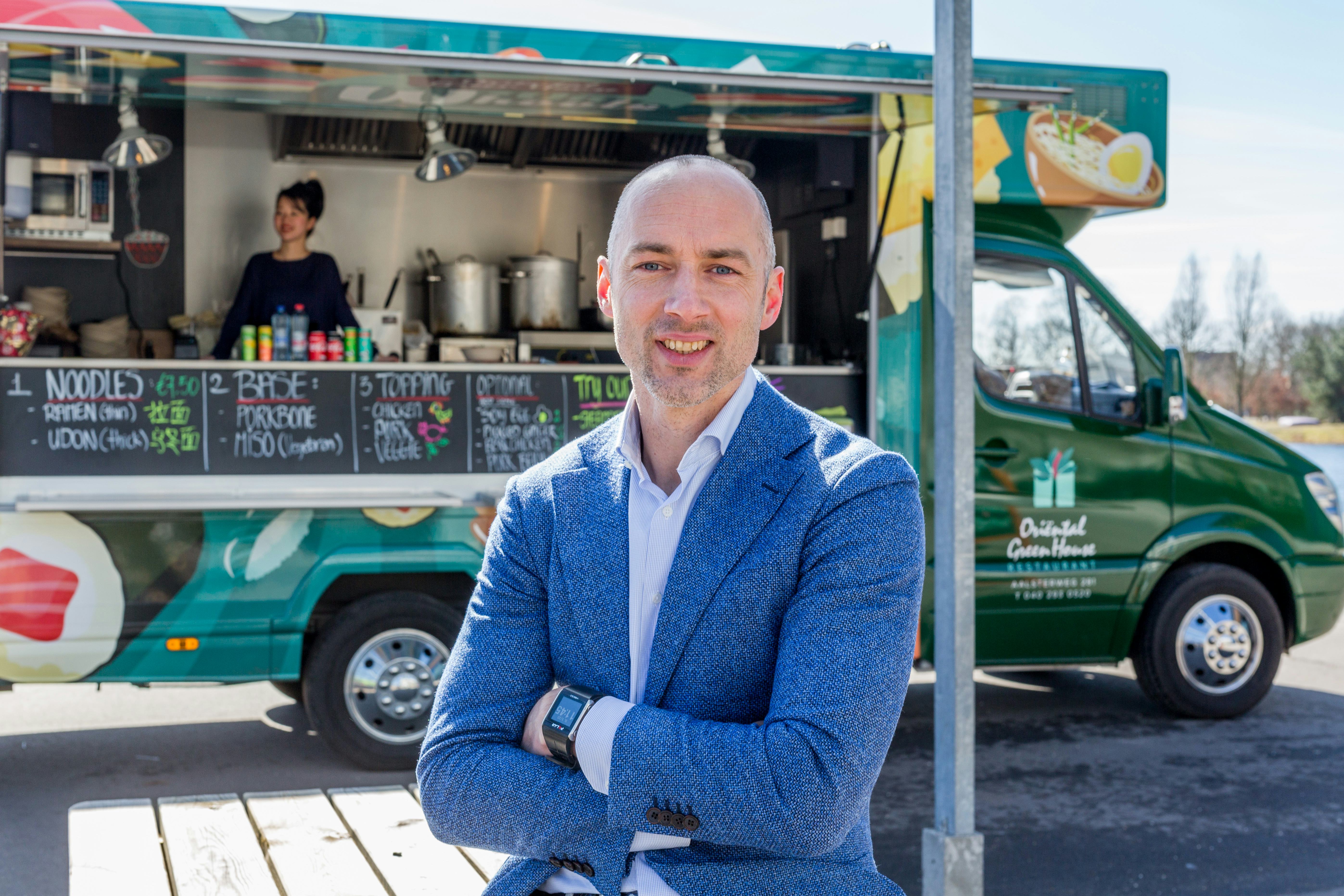 Simon de Wit voor zijn foodtruck.