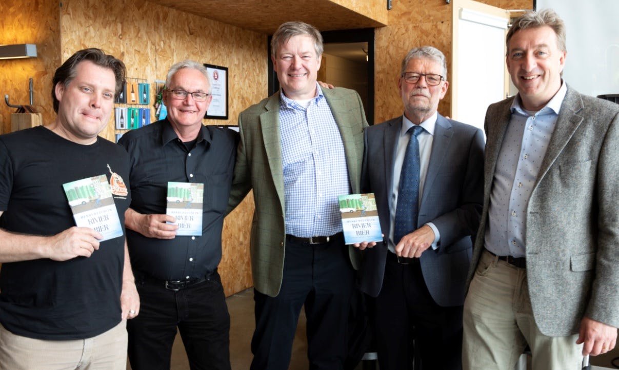Vlnr. Louis Klaassens, Gerard van den Broek, Henri Reuchlin, Jos Hendrickx en uitgever Fedor Vogel