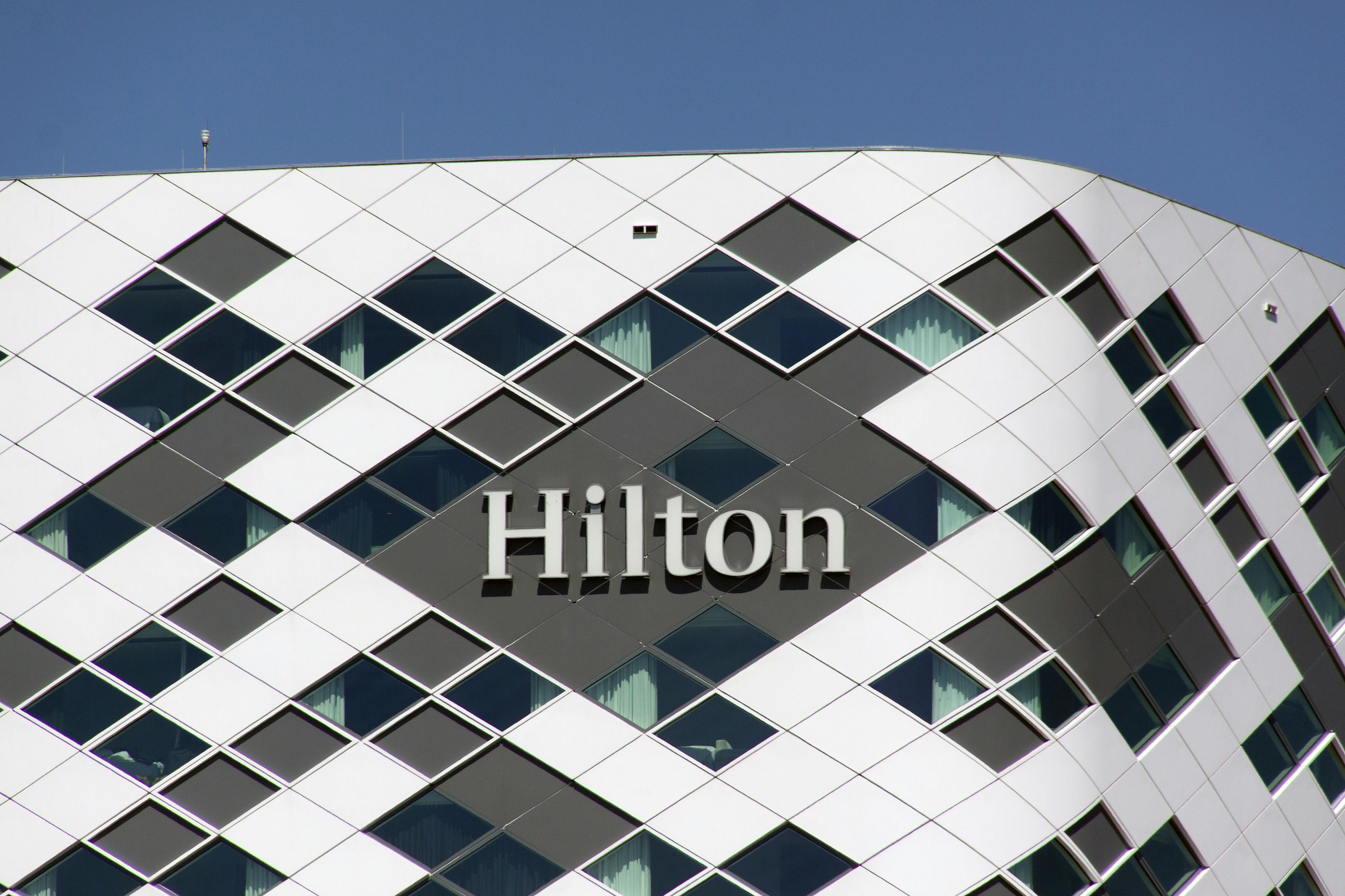 Hilton schrapt wereldwijd 2100 kantoorbanen vanwege crisis
