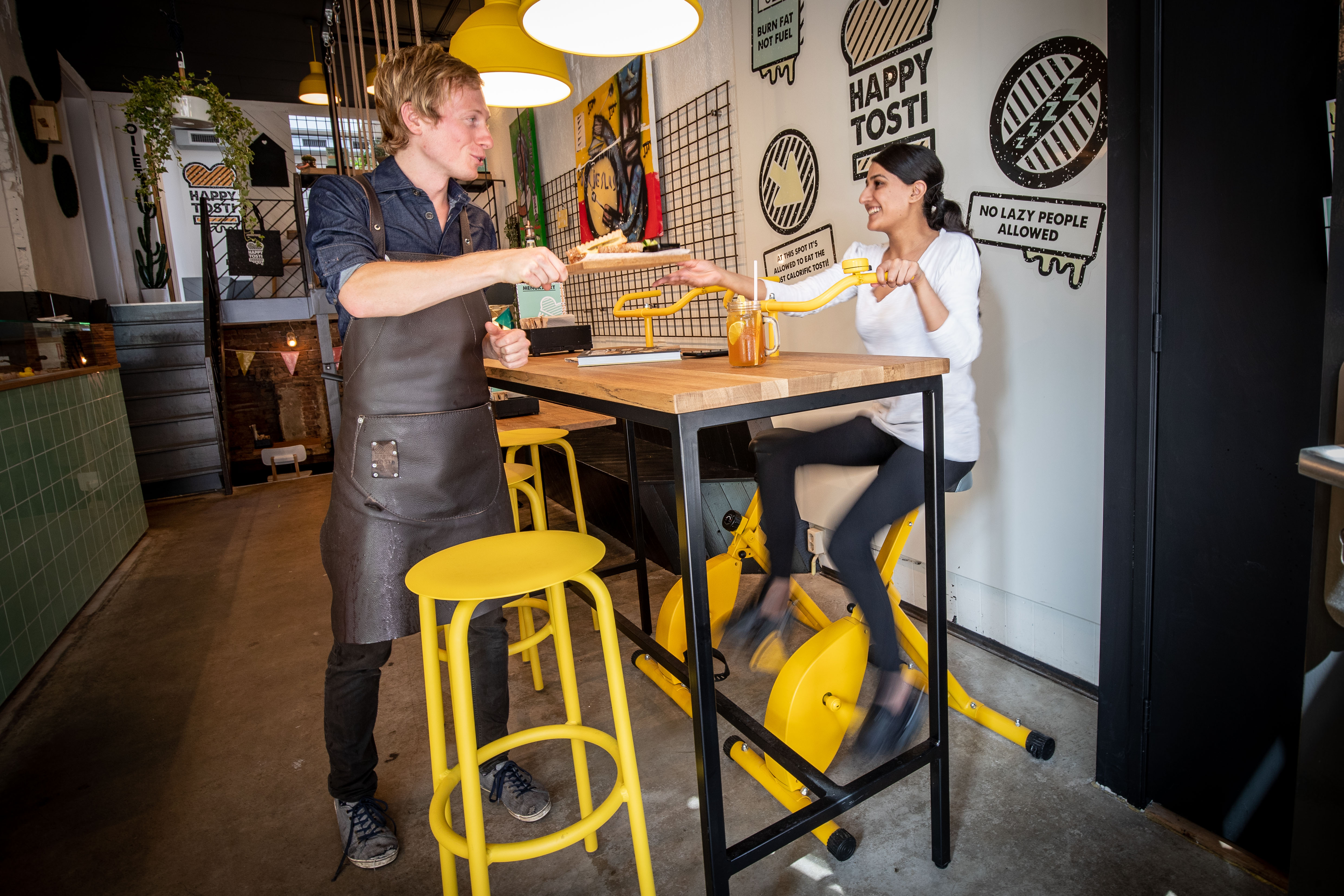De fiets-tafel bij Happy Tosti 