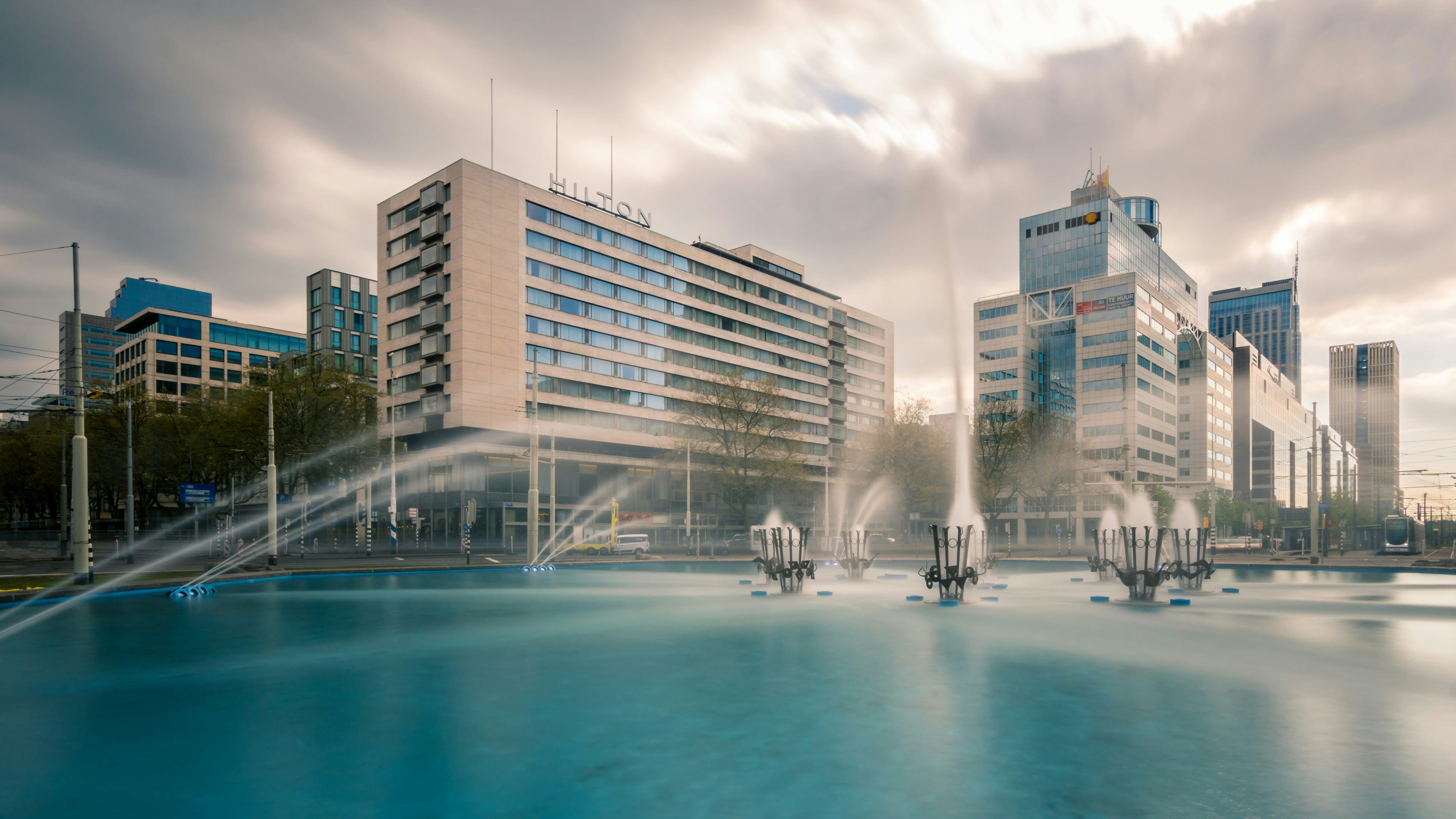 Hilton Rotterdam viert 55-jarig bestaan met ludieke actie