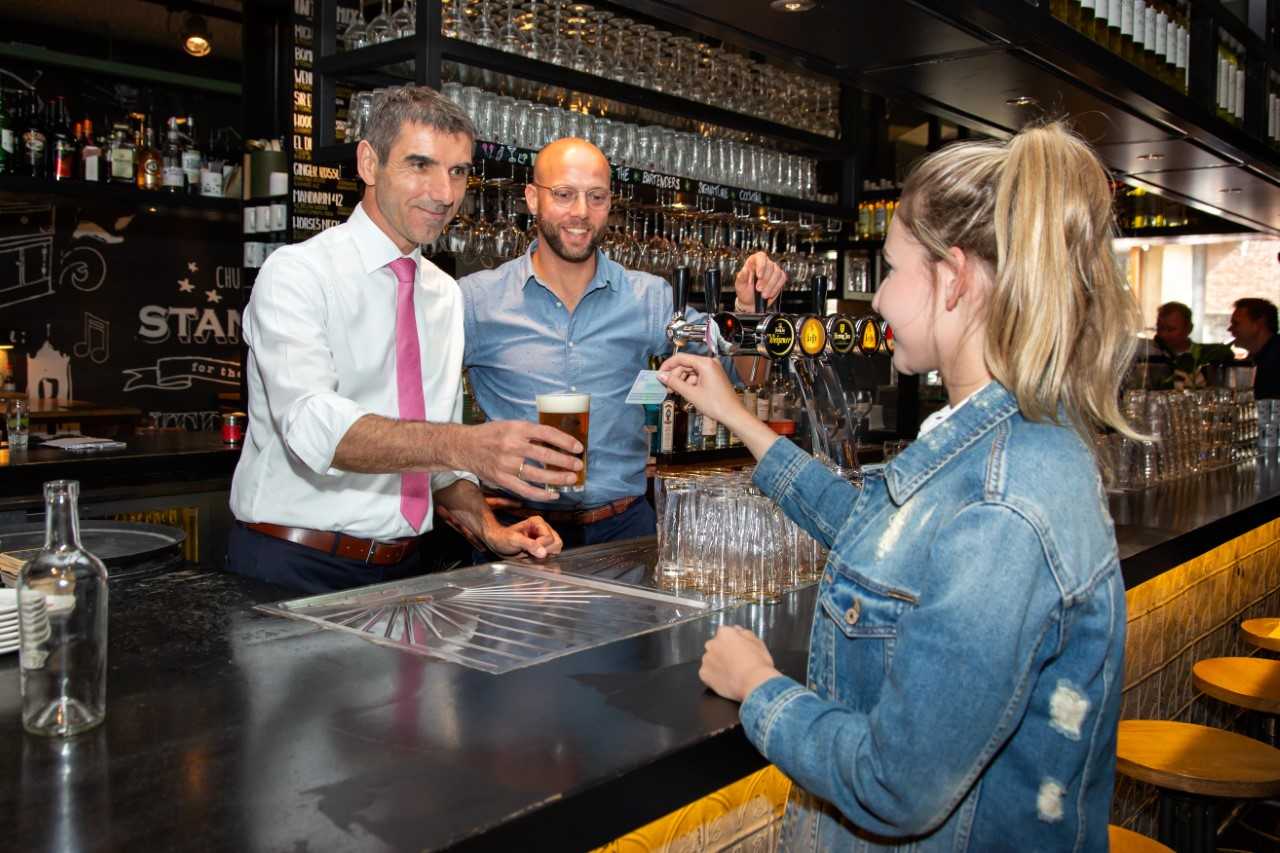 Staatssecretaris doet leeftijsquiz voor campagne NIXzonderID
