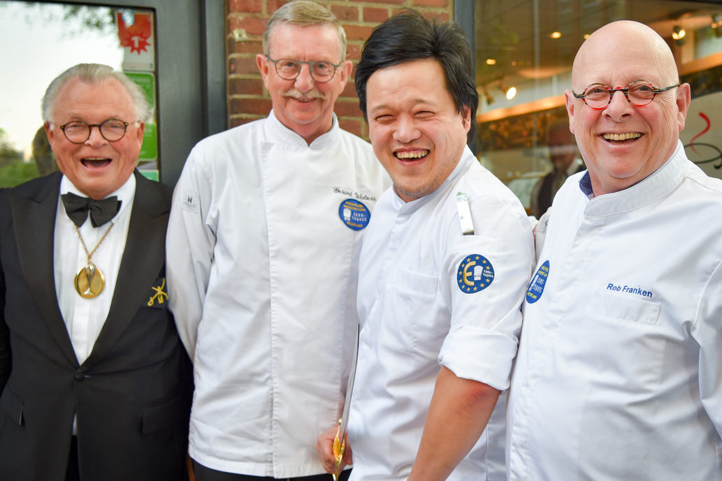 Van links naar rechts Daam Scharloo (sabreur en bestuurslid ETN), Gerard Walters (bestuurslid ETN), Kelvin Lin en Rob Franken (Bestuurslid ETN). Foto: Corina van Maanen
