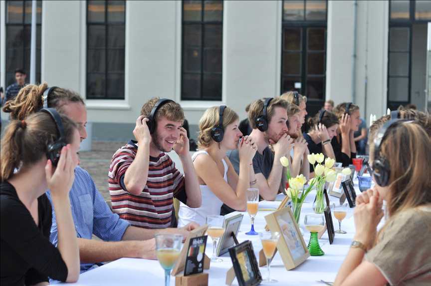 500 mensen schuiven aan op de Brink in Deventer