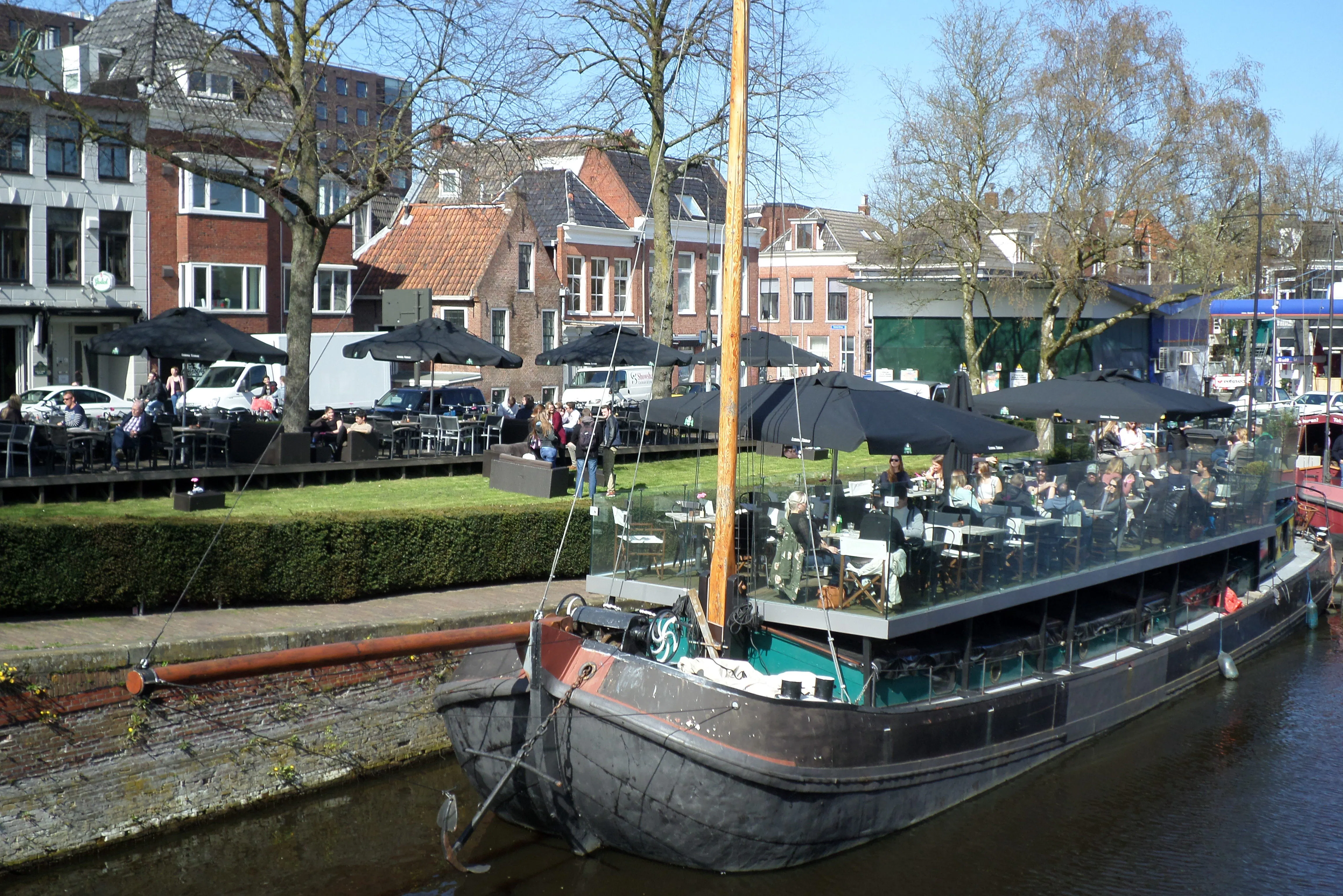 Het Ludina Terras, tegenover café De Toeter, is niet langer gevestigd op de boot voor de deur, maar op de kade, zo'n tien meter verderop.