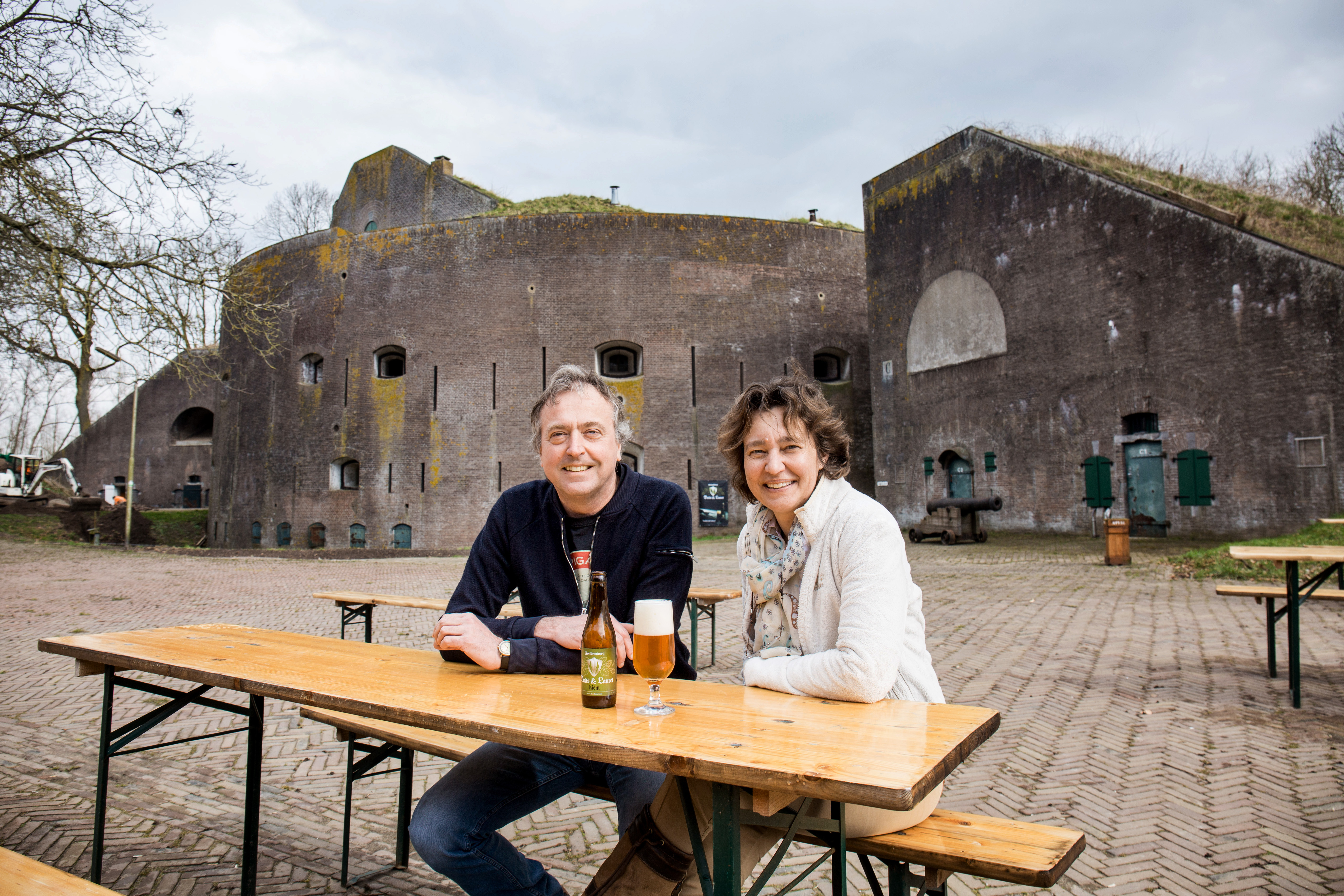 Marco Lauret en Daniëlle Duits voor het stoere Fort Everdingen dat ze kochten voor €1. 