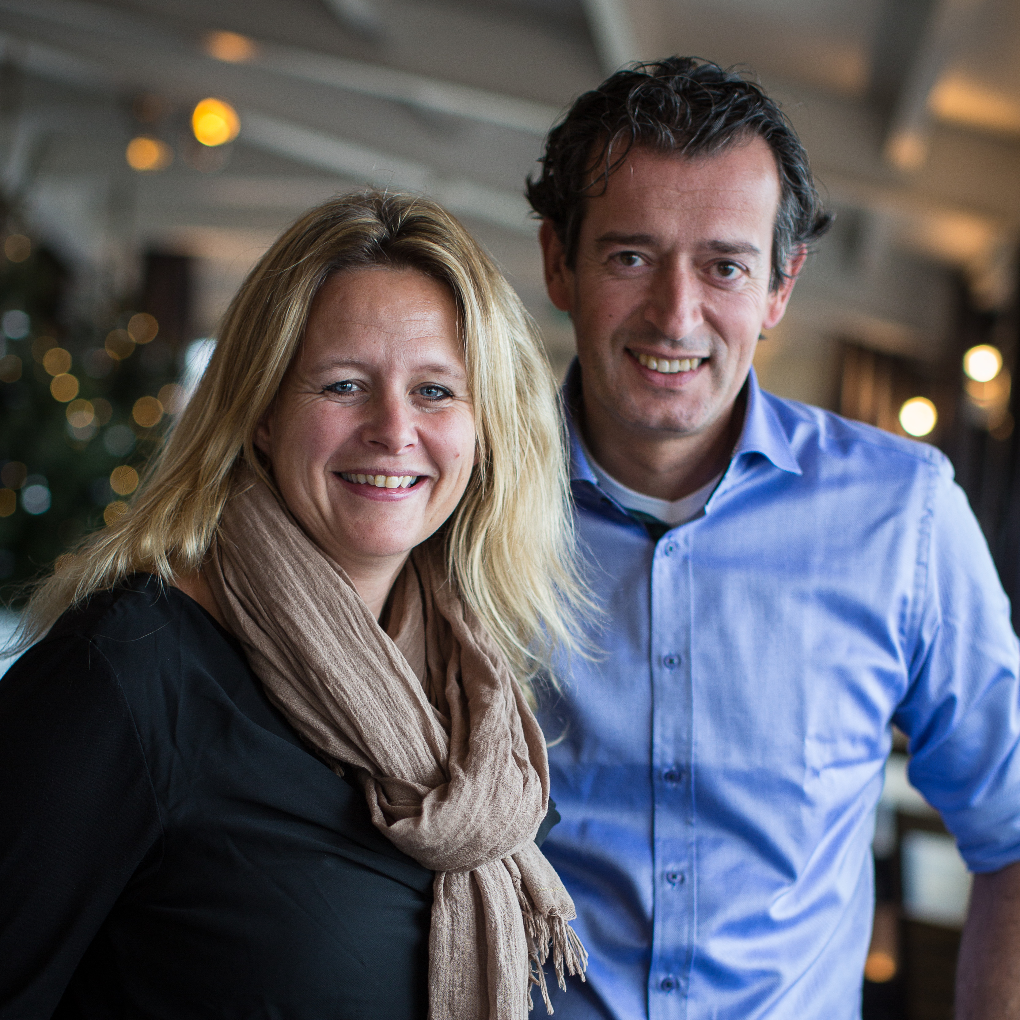 204896 Reportage met Marc Dietvorst (45) en Anne-Marie Trommel (45) van strandpaviljoen Paal 10 in Ouddorp