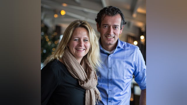 204896 Reportage met Marc Dietvorst (45) en Anne-Marie Trommel (45) van strandpaviljoen Paal 10 in Ouddorp