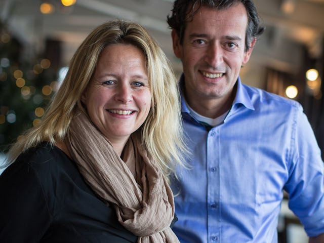 204896 Reportage met Marc Dietvorst (45) en Anne-Marie Trommel (45) van strandpaviljoen Paal 10 in Ouddorp