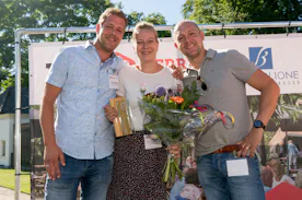 Annemarie Bruines, De Parel van de Terras Top 100 2018, met haar werkgevers van De Groes in Zelhem.