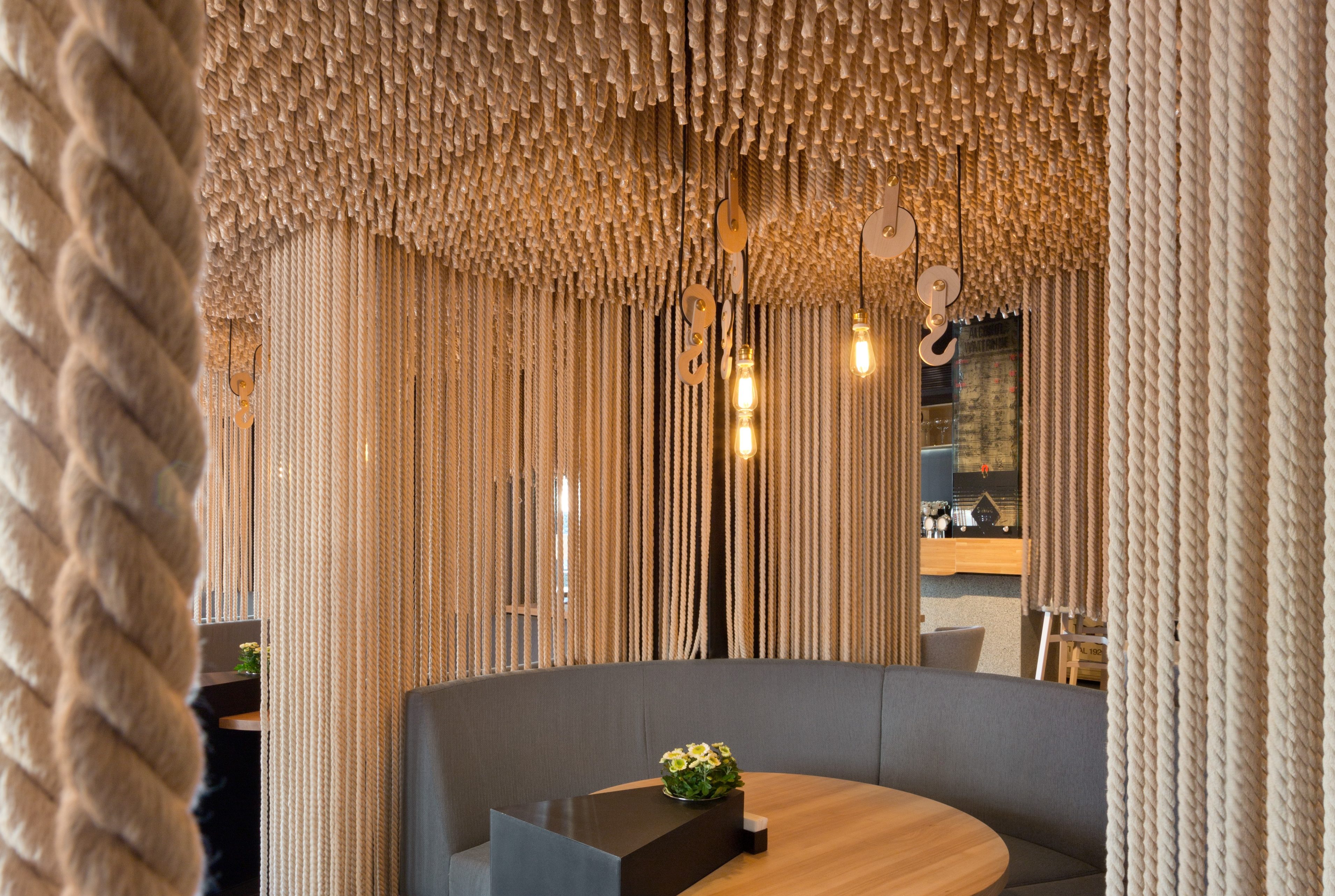 Touwen zijn bij restaurant Odessa in Kiev onderdeel van het design. Alle touwen zijn brandvertragend geïmpregneerd.