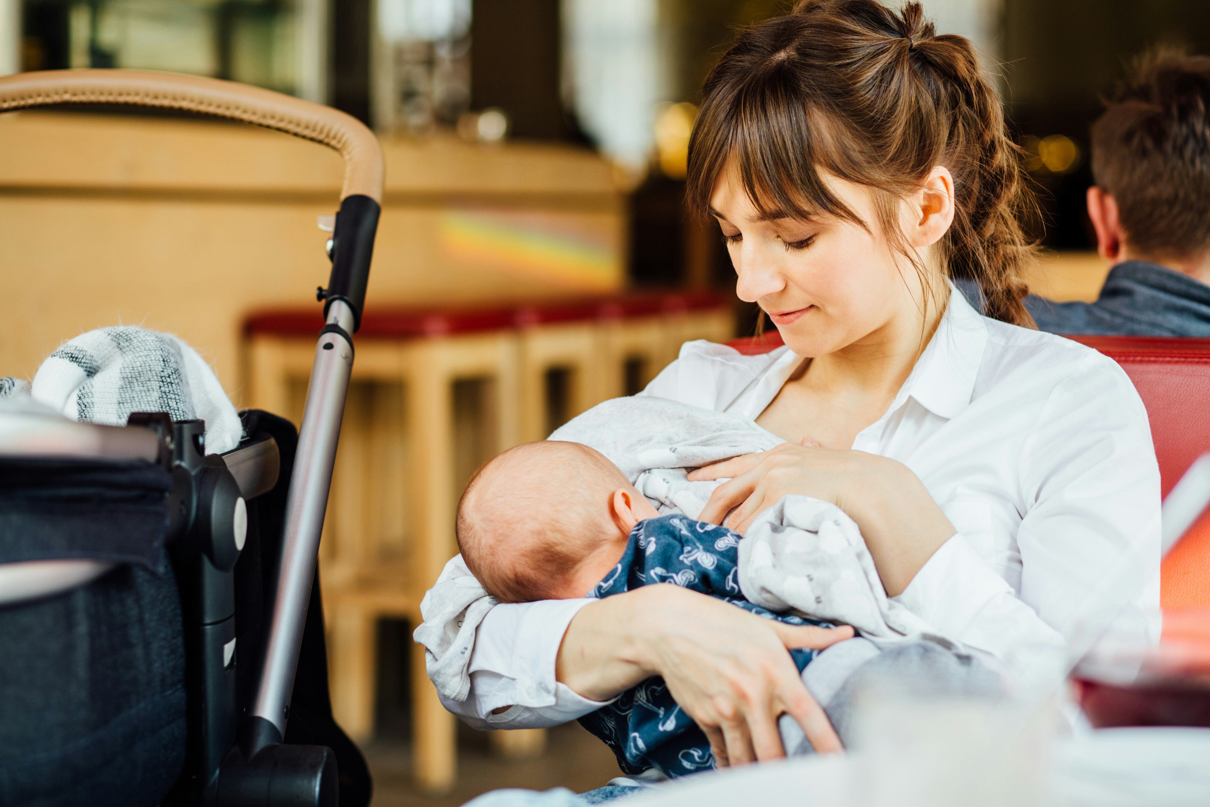 Opnieuw discussie over borstvoeding in horeca: Wat is het meest gastvrij?