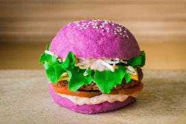 Flower Burger brengt roze, blauwe en zwarte hamburgers naar Nederland