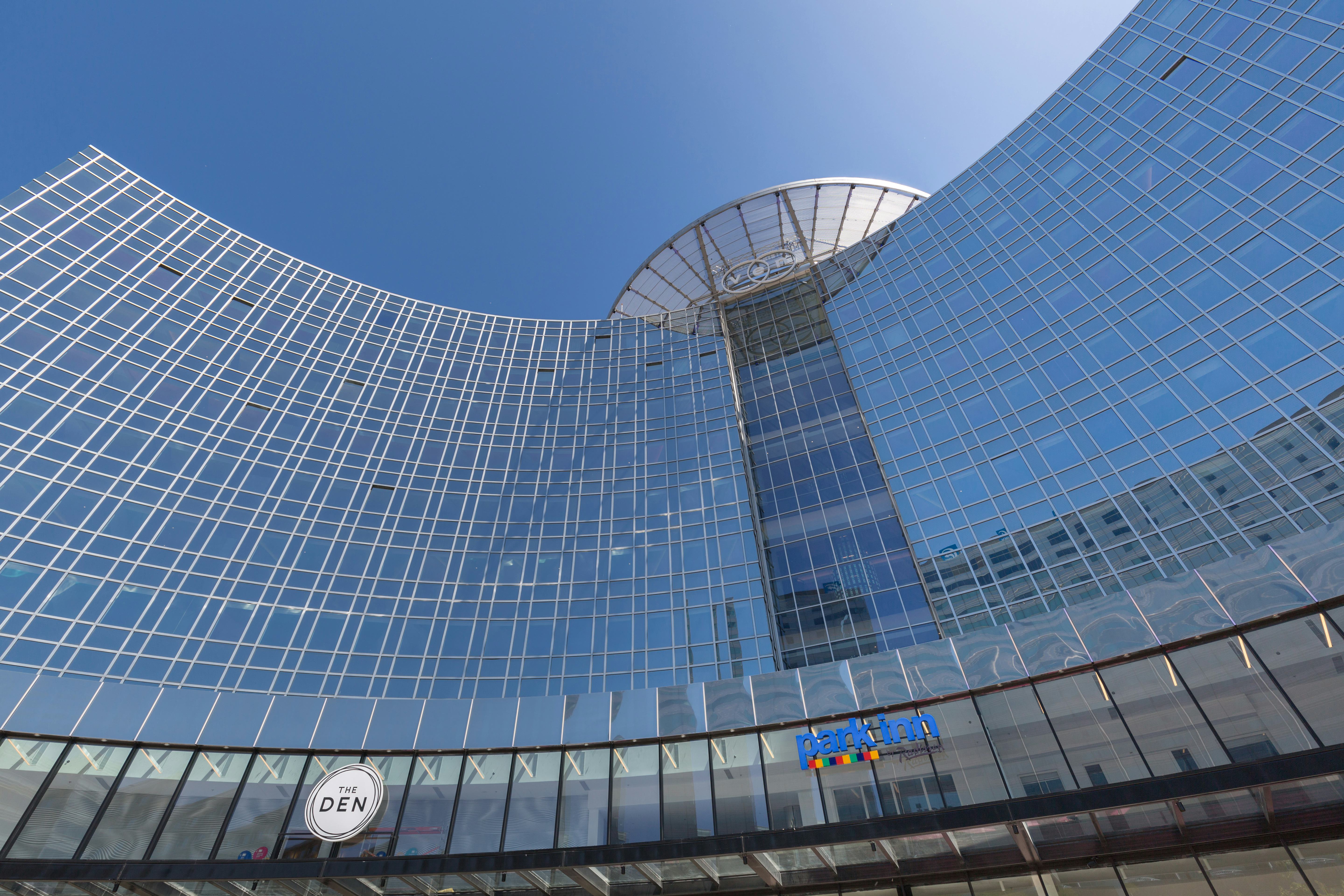 HNA laat hotelambities varen en verkoopt ook Radisson