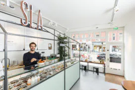 Jop van de Graaf bij de Sla vestiging in de Nachtegaalstraat in Utrecht