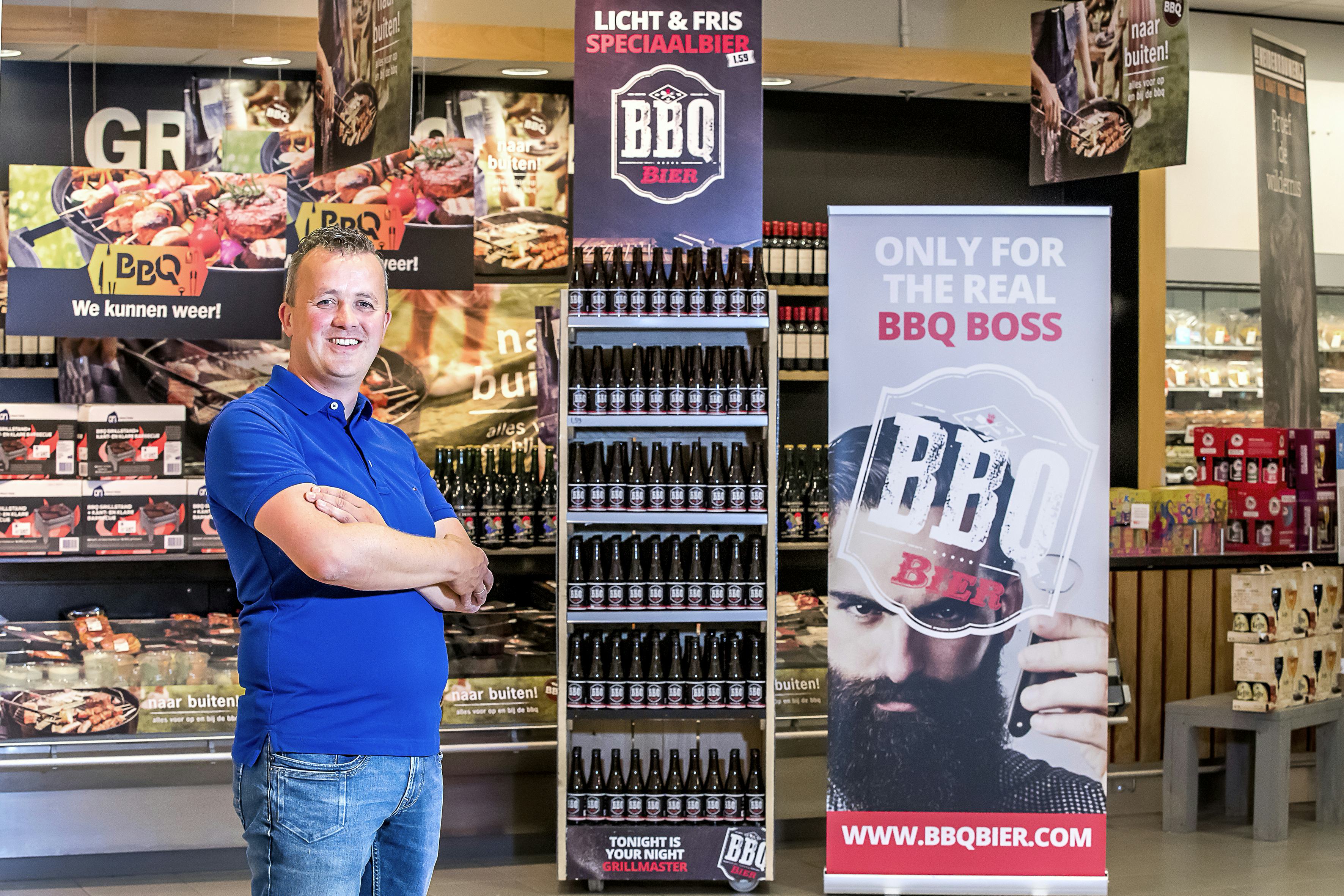 Stefan Verschoor bij het BBQ Bier in een supermarkt.