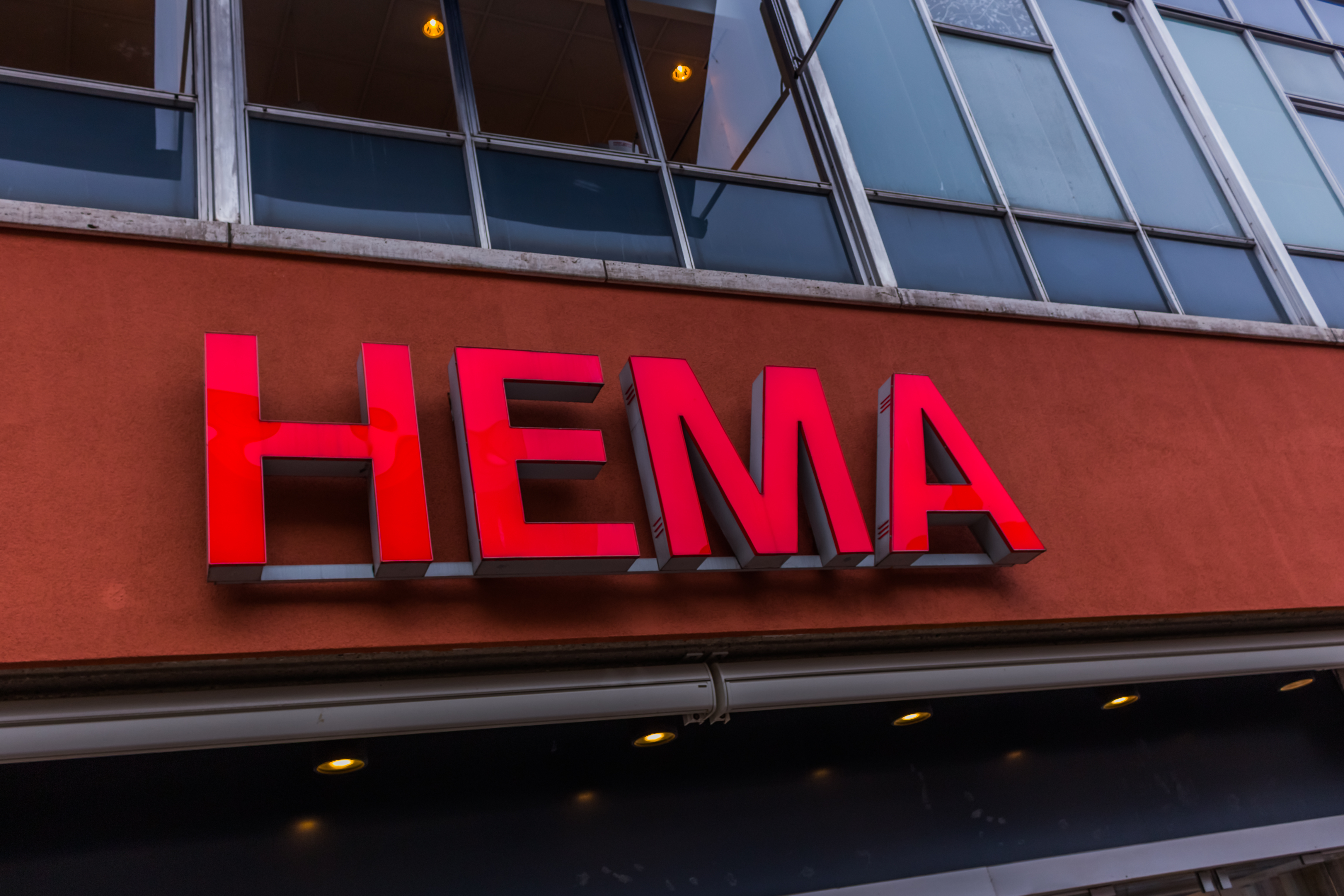 Hema neemt 'eigen' winkels over van NS