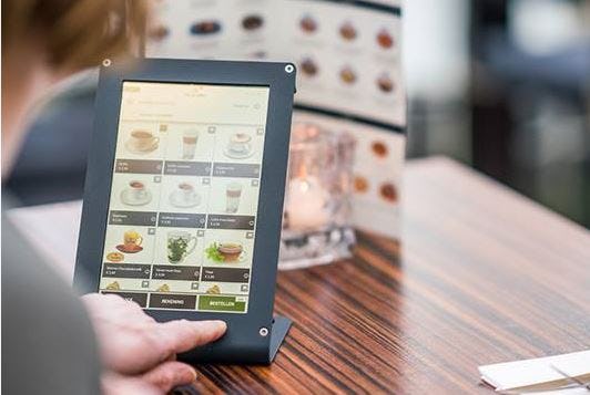 Winkel van Sinkel: minder personeel nodig door menukaart op tablet