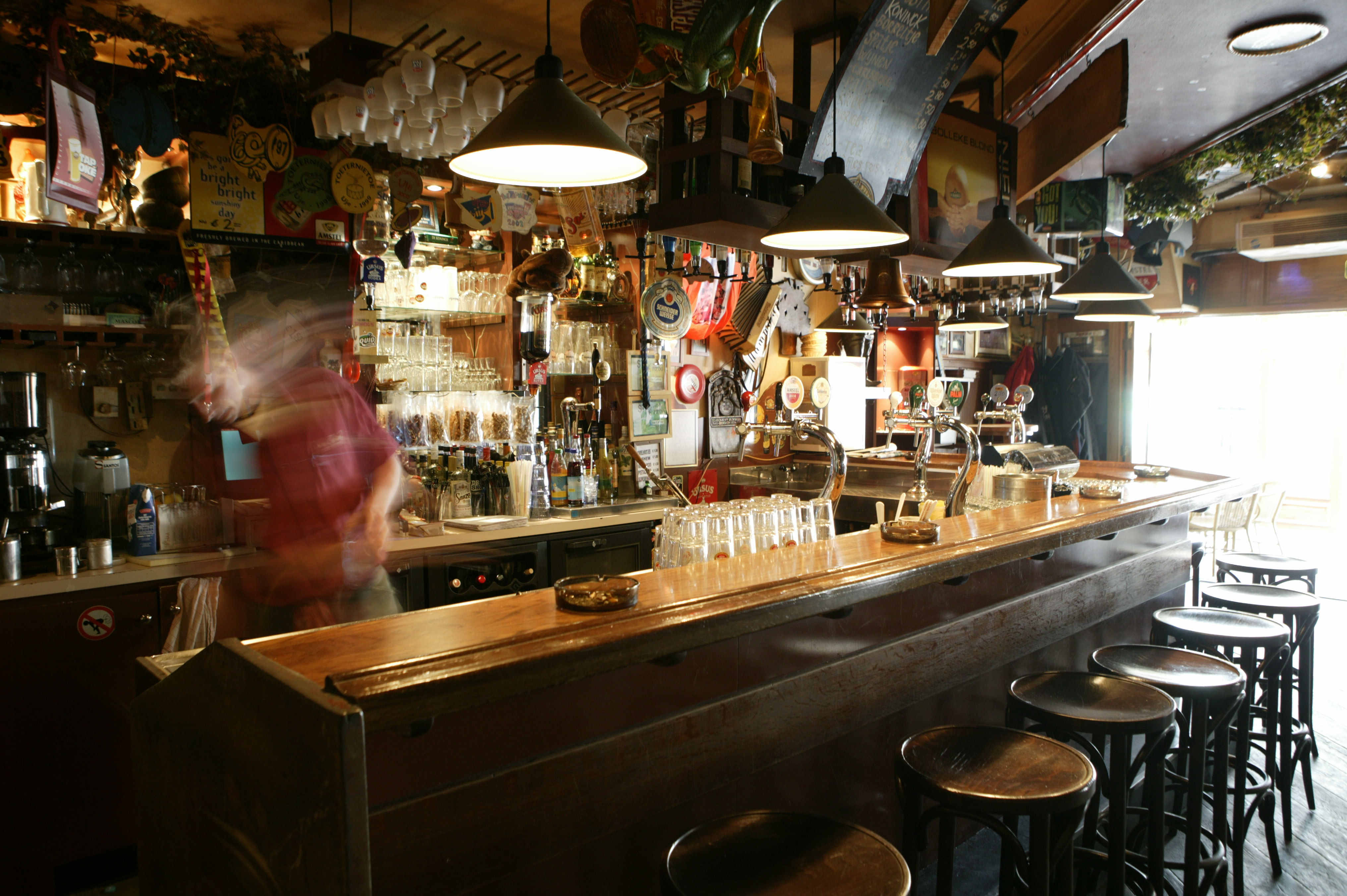 Interieur van café Ons Caffeej in Uden. Dit is een overzicht van de bar.