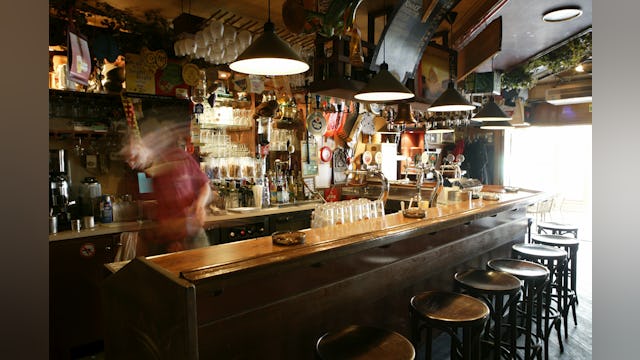 Interieur van café Ons Caffeej in Uden. Dit is een overzicht van de bar.