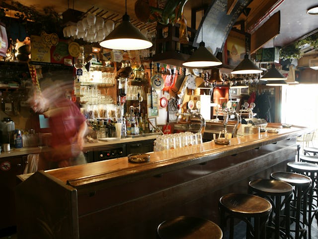 Interieur van café Ons Caffeej in Uden. Dit is een overzicht van de bar.