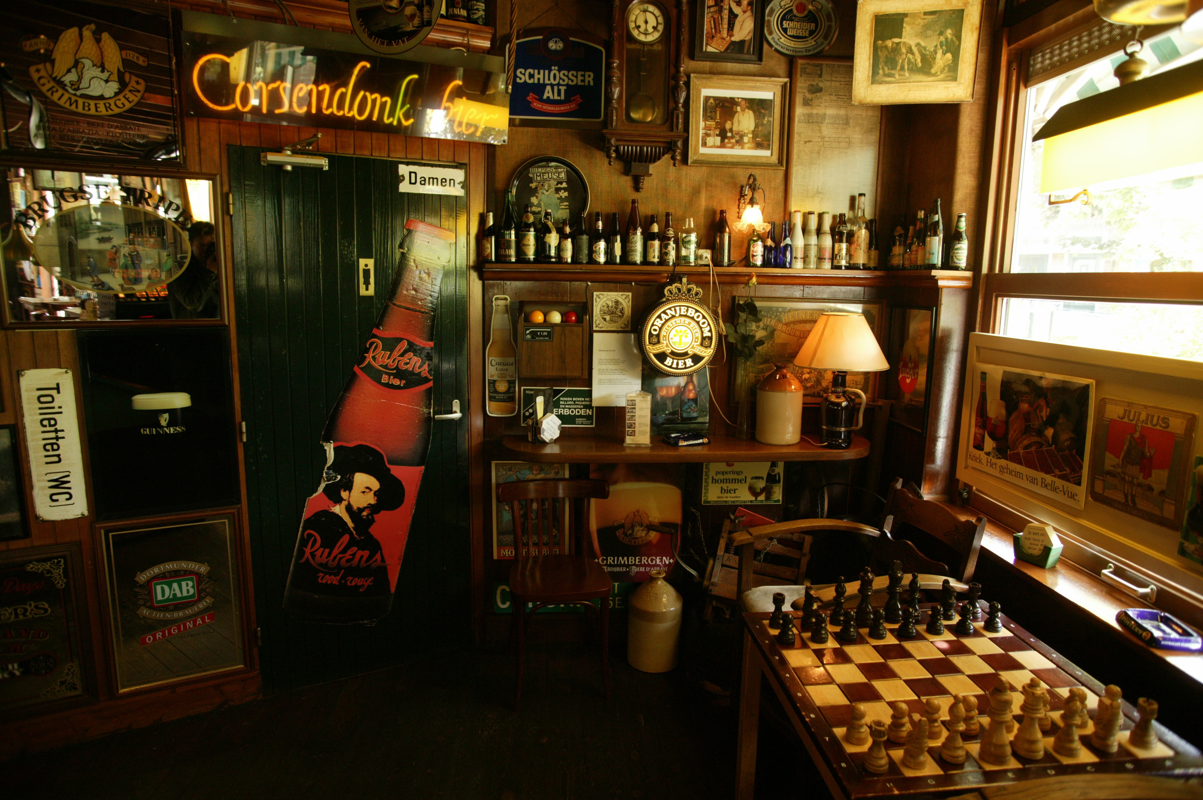 Interieur van café Jos in Nijmegen. Rechts is de schaaktafel te zien.