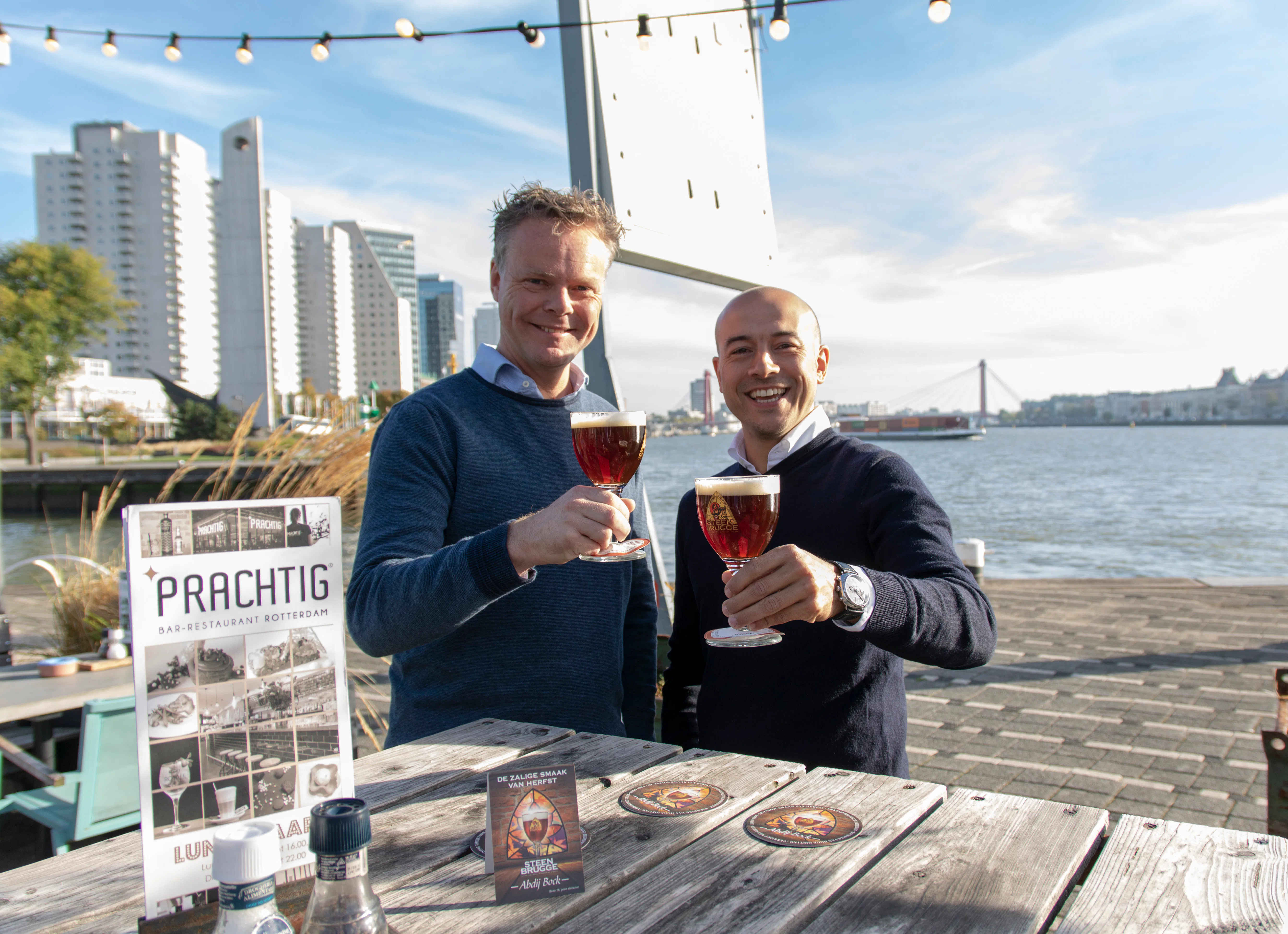 Jitse van der Feer, district manager Speciaalbier en ondernemer Chris de Pagter (r) proosten op Prachtig