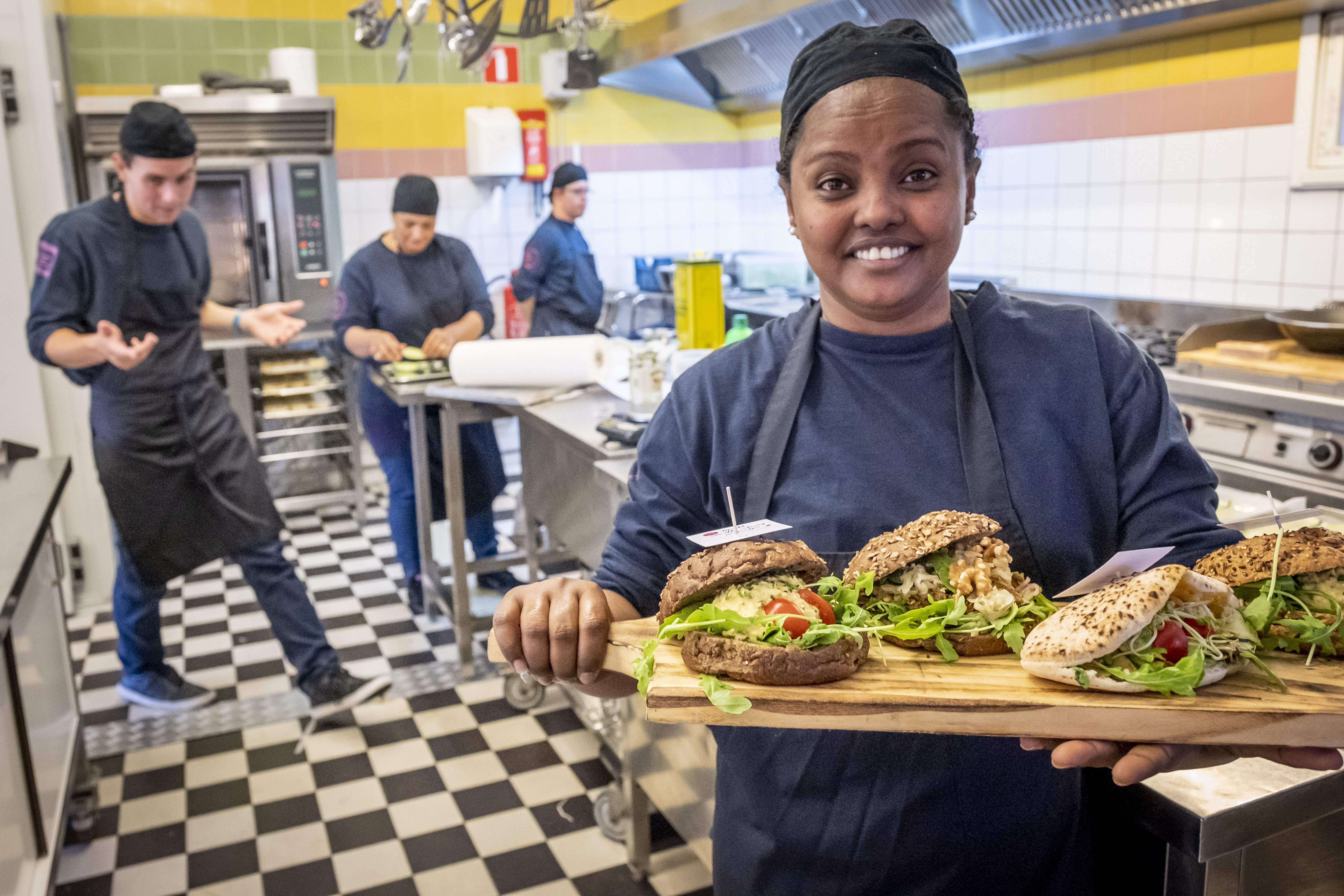 De Firma van Buiten is een cateringbedrijf en tevens leer-werkbedrijf. 