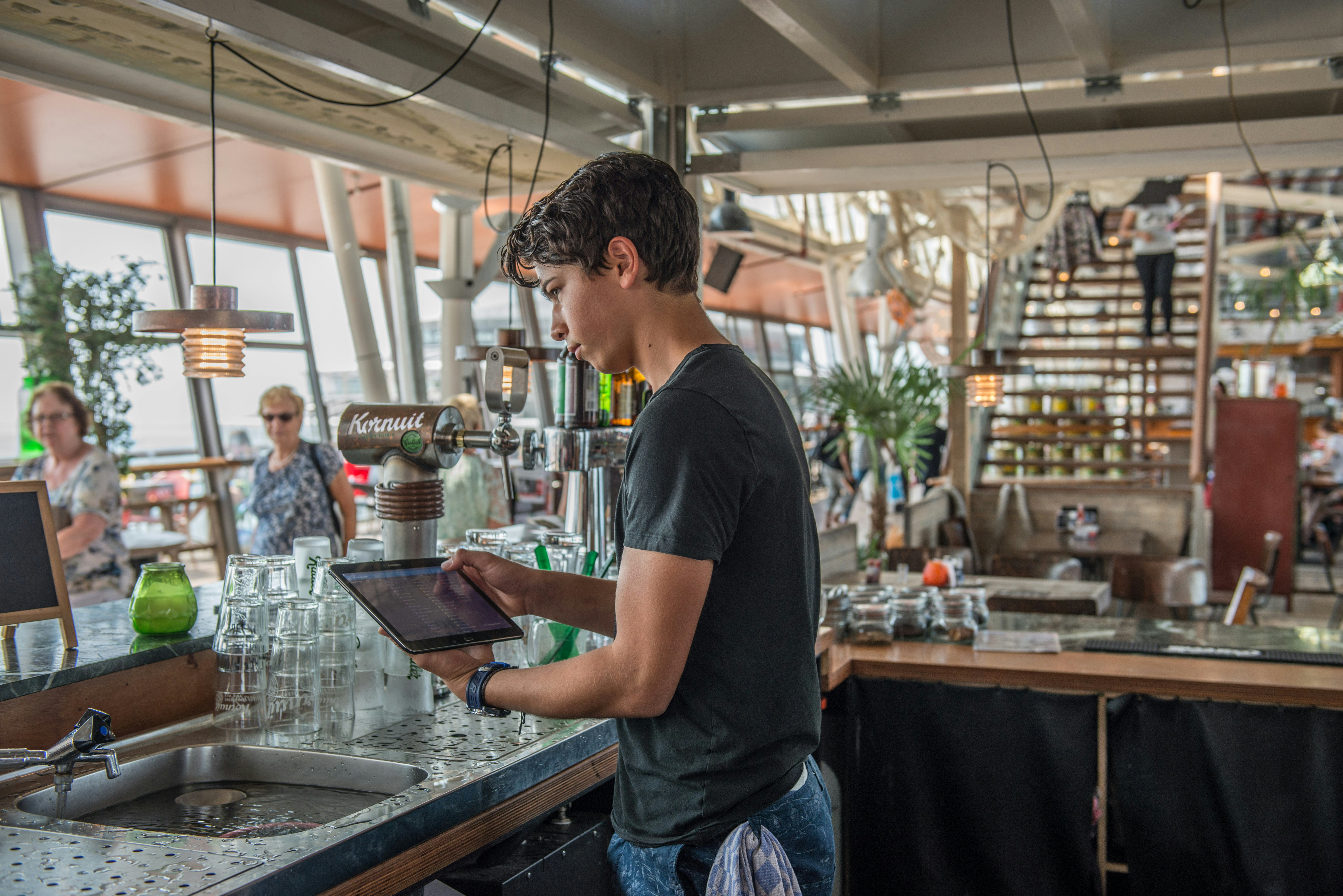 De tablet of smartphone fungeert steeds vaker als kassa (foto Eijsink)