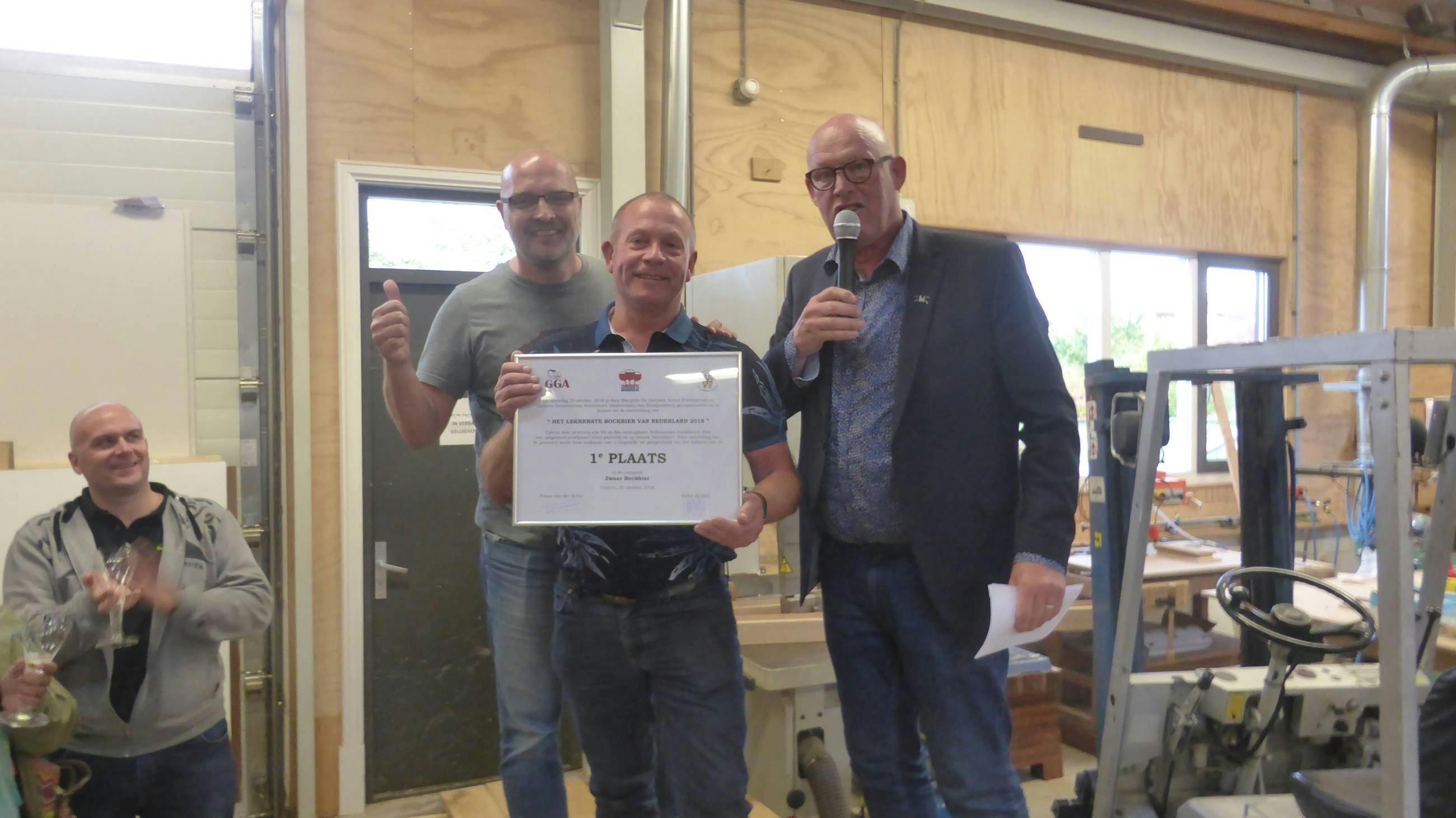 Steve Gammage van de Bronckhorster Brewing Company krijgt zijn prijs uit handen van Hans Glandorf (r) en Peter van der Arend.