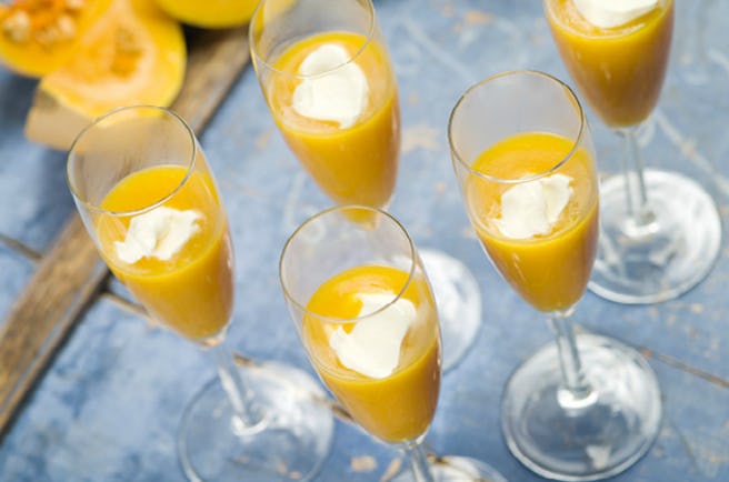 Soep in een glas is ideaal voor op het winterterras.