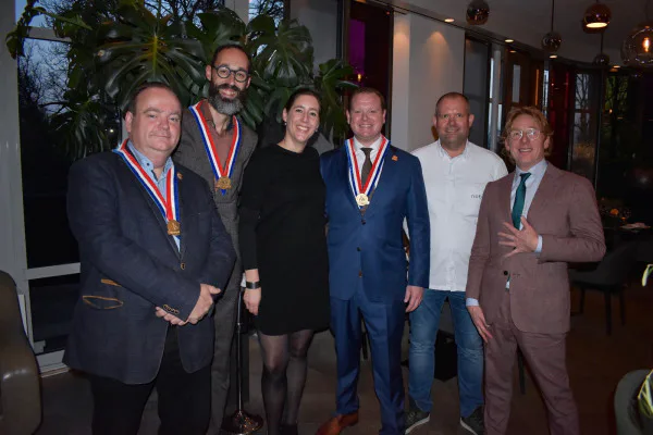 SVH Meestergastheer Leon IJpelaar, Saïd Maher, Hanneke Westland, Willem-Jan Klomp, SVH Meesterkok & Patron Cuisinier Edwin Kats en Roland Peijnenburg.
