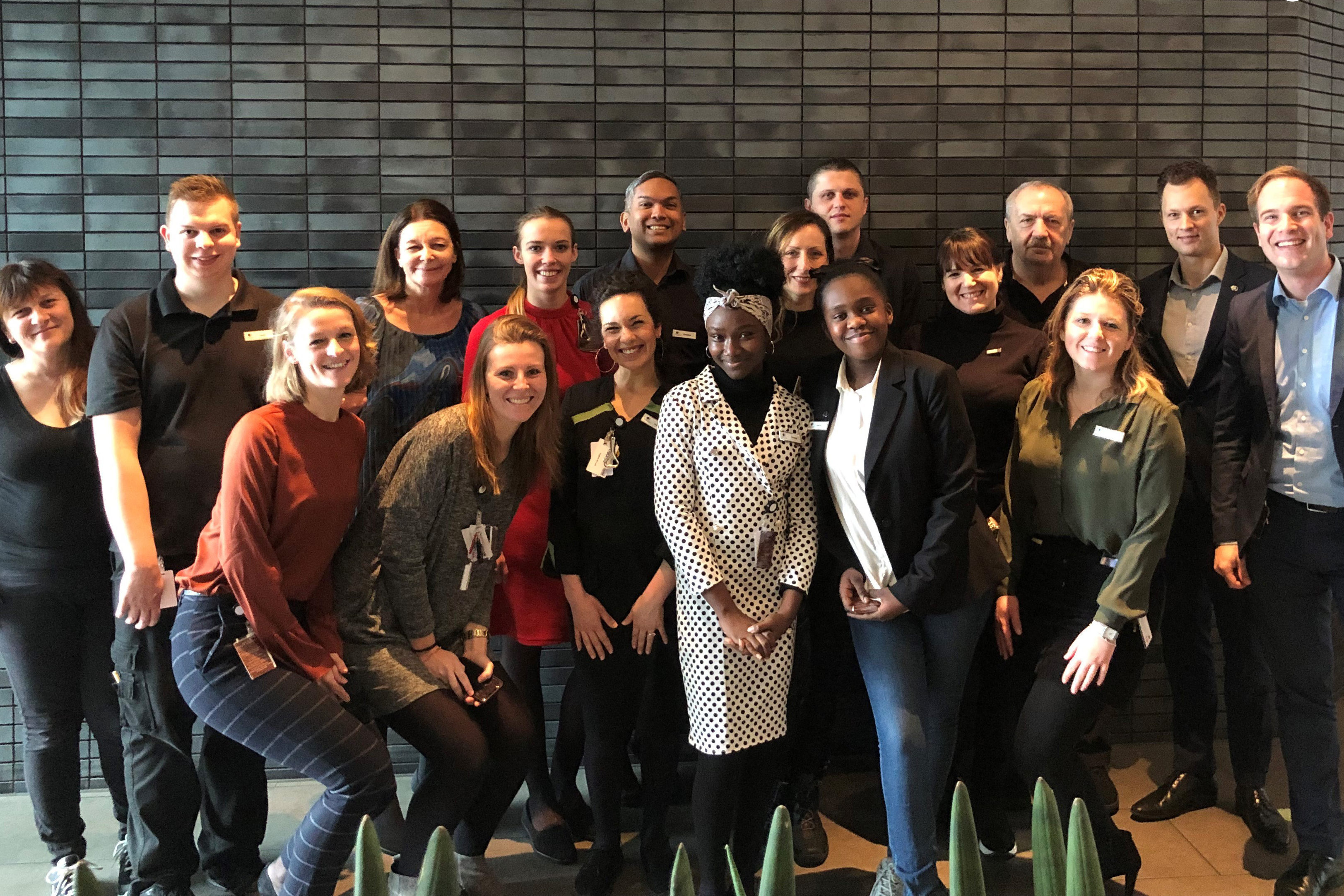 Gerrie en Akosua (11 en 13 jaar) de baas van DoubleTree Amsterdam CS