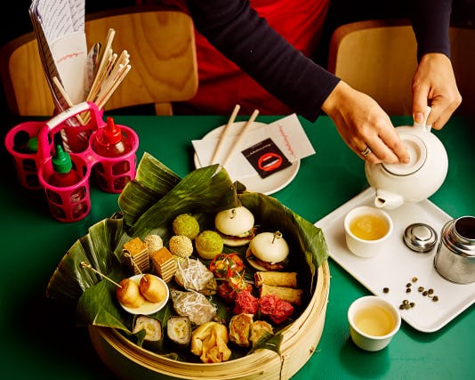 Happyhappyjoyjoy-zaken van IQ Creative: Asian high tea